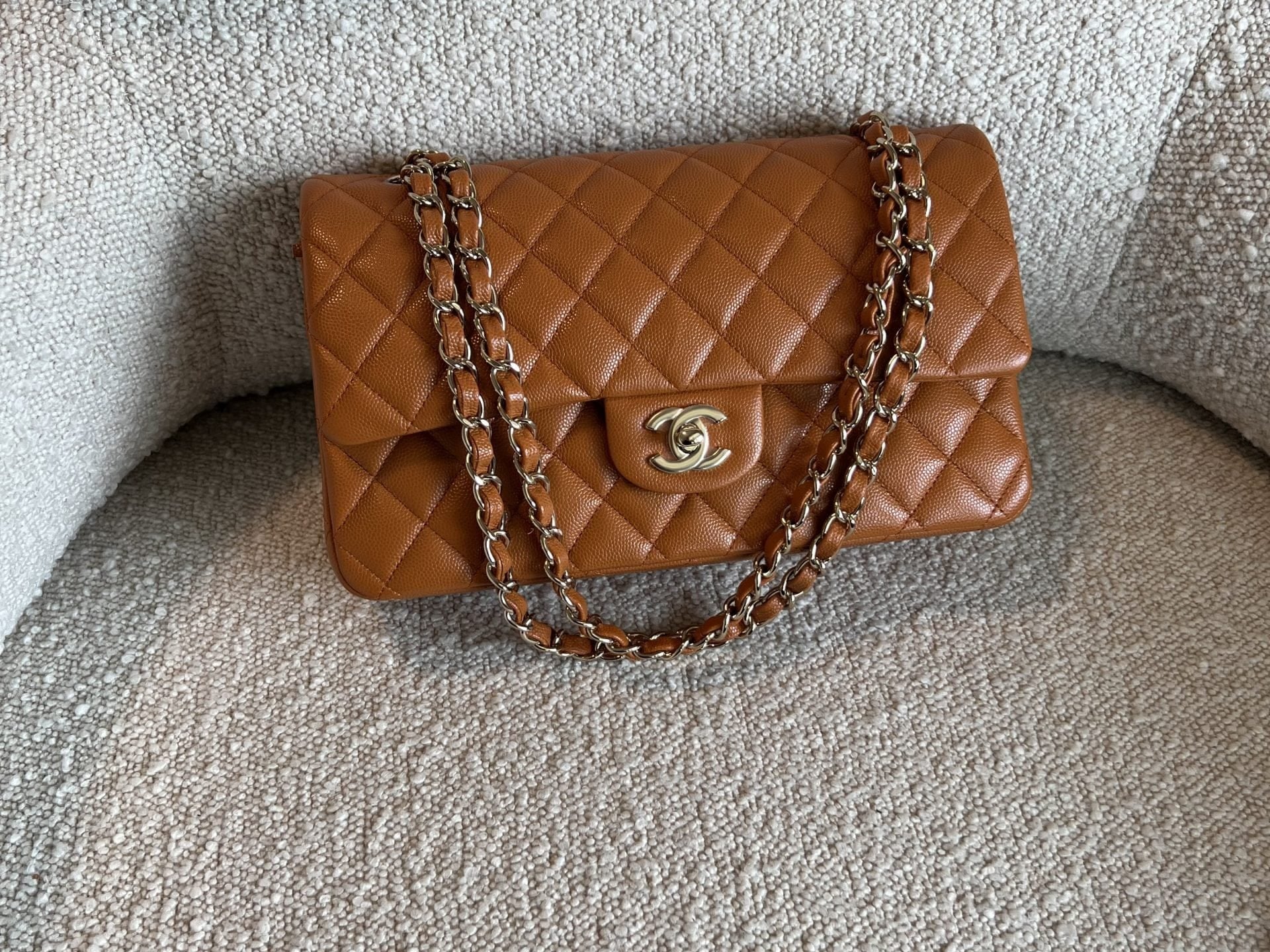 CHANEL Handbag 21A Caramel / Light Brown Caviar Quilted Classic Flap Medium LGHW -Knockoff
