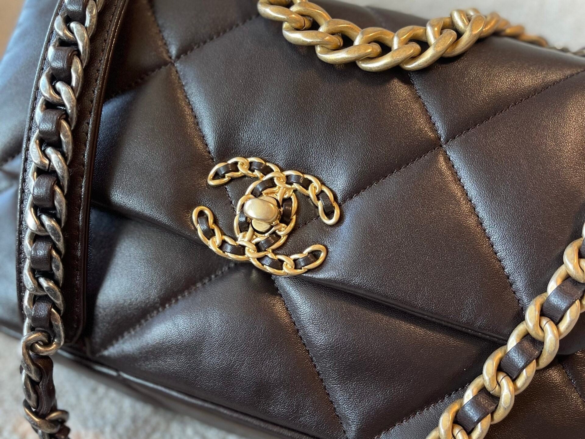 CHANEL Handbag 21A Dark Brown Lambskin Quilted 19 Flap Small MHW -Knockoff
