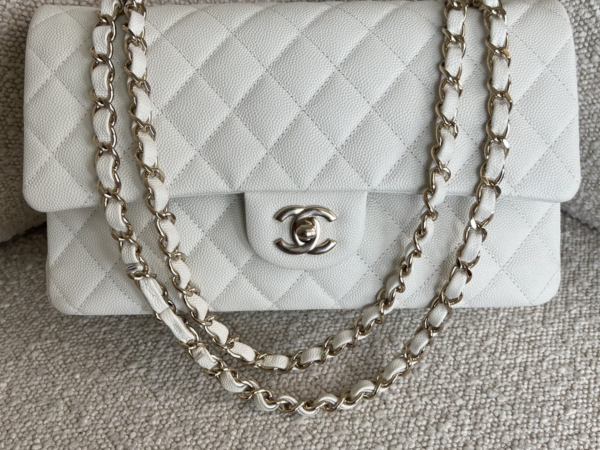 CHANEL Handbag 21A White Caviar Quilted Classic Flap Medium LGHW -Knockoff
