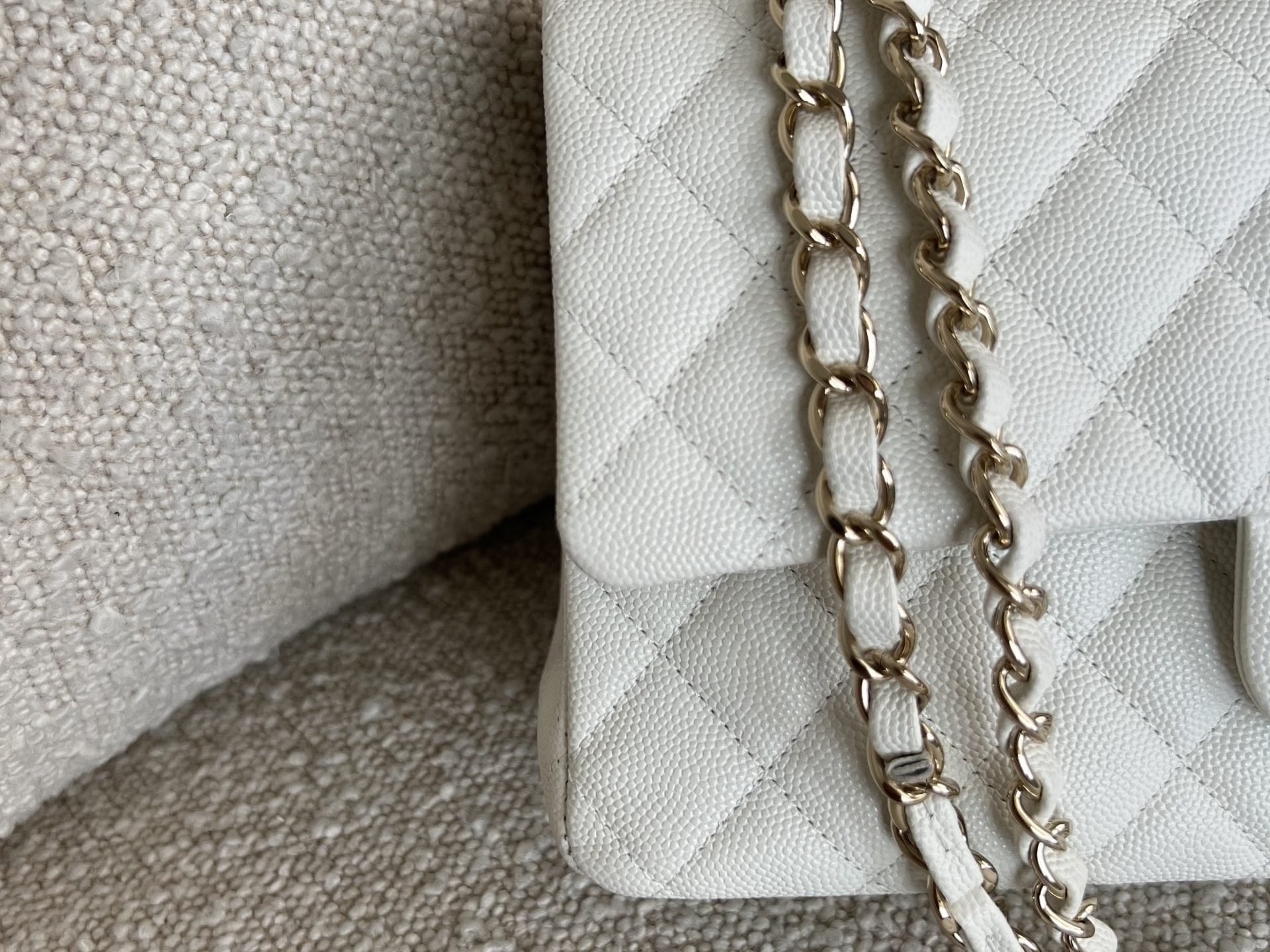 CHANEL Handbag 21A White Caviar Quilted Classic Flap Medium LGHW -Knockoff
