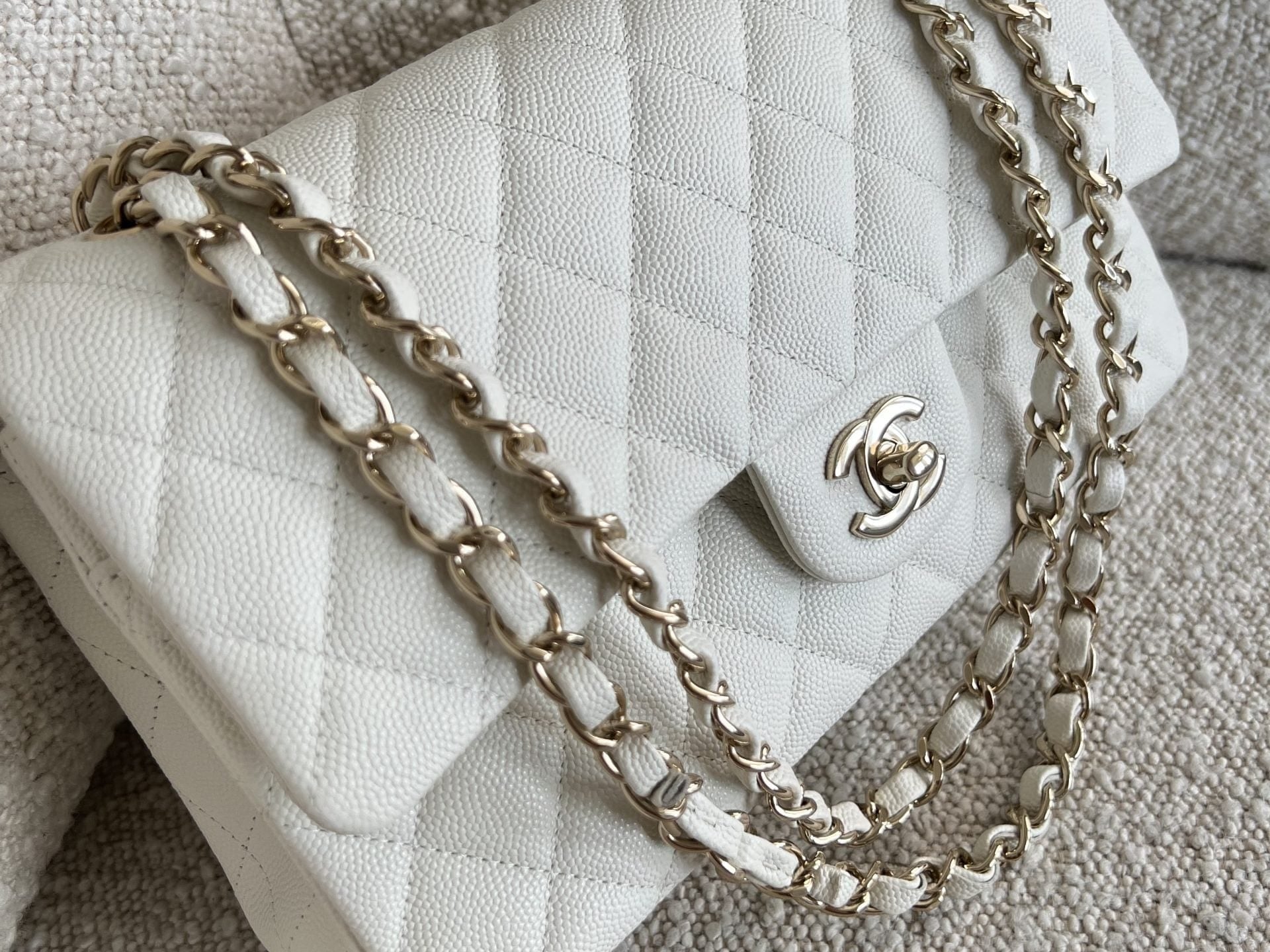 CHANEL Handbag 21A White Caviar Quilted Classic Flap Medium LGHW -Knockoff
