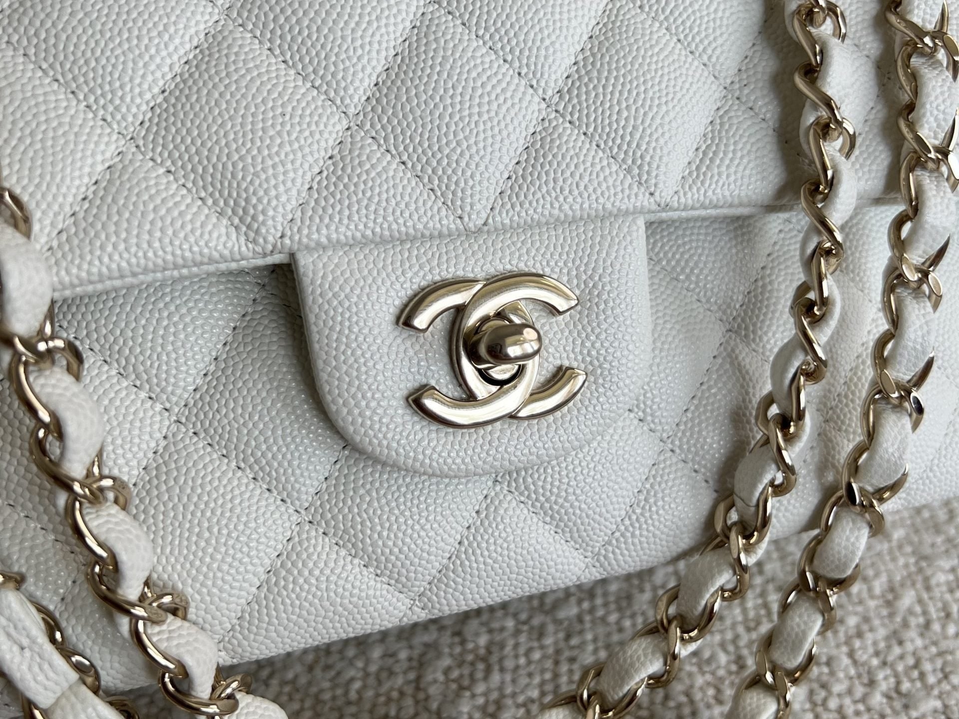 CHANEL Handbag 21A White Caviar Quilted Classic Flap Medium LGHW -Knockoff
