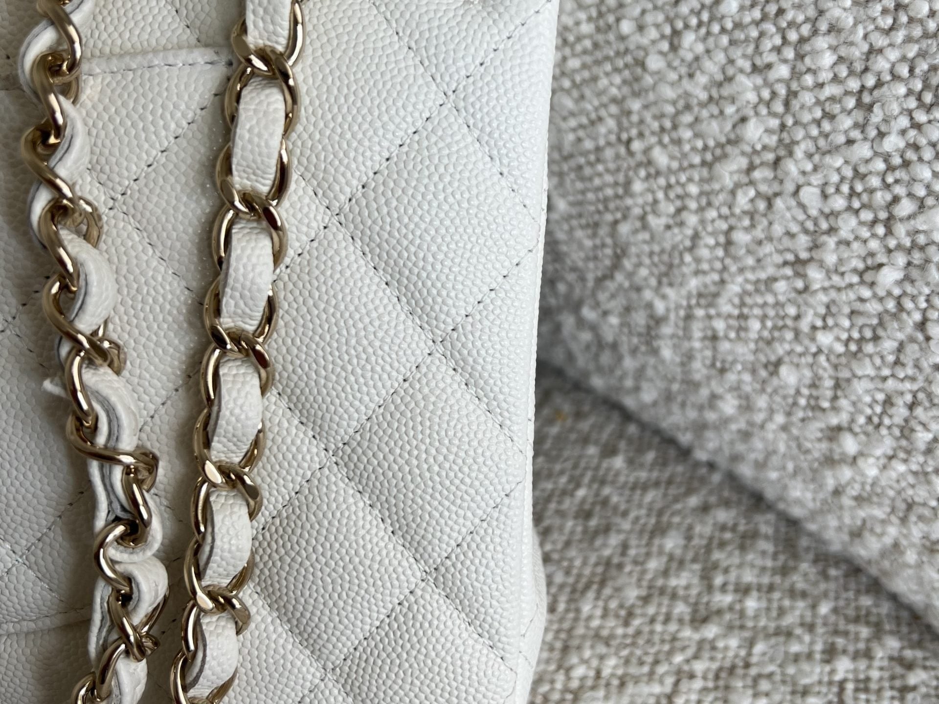 CHANEL Handbag 21A White Caviar Quilted Classic Flap Medium LGHW -Knockoff
