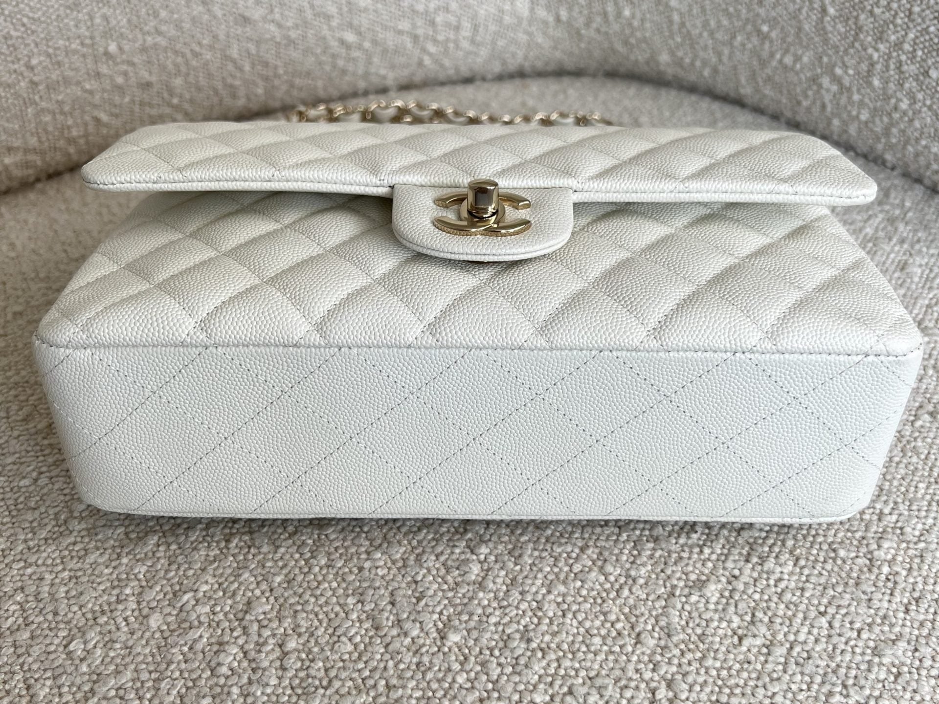 CHANEL Handbag 21A White Caviar Quilted Classic Flap Medium LGHW -Knockoff
