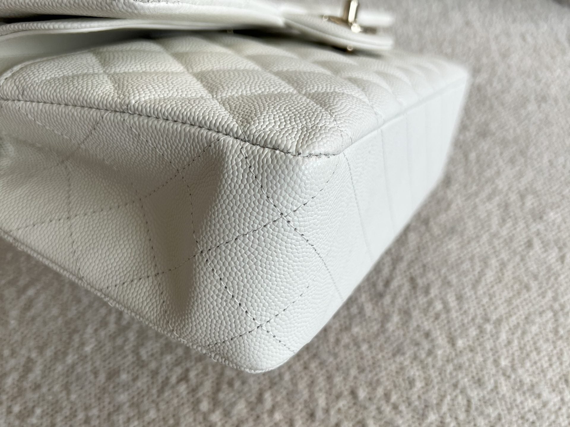 CHANEL Handbag 21A White Caviar Quilted Classic Flap Medium LGHW -Knockoff
