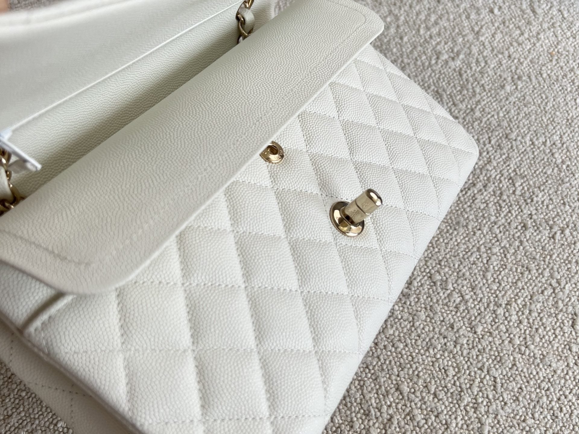 CHANEL Handbag 21A White Caviar Quilted Classic Flap Medium LGHW -Knockoff
