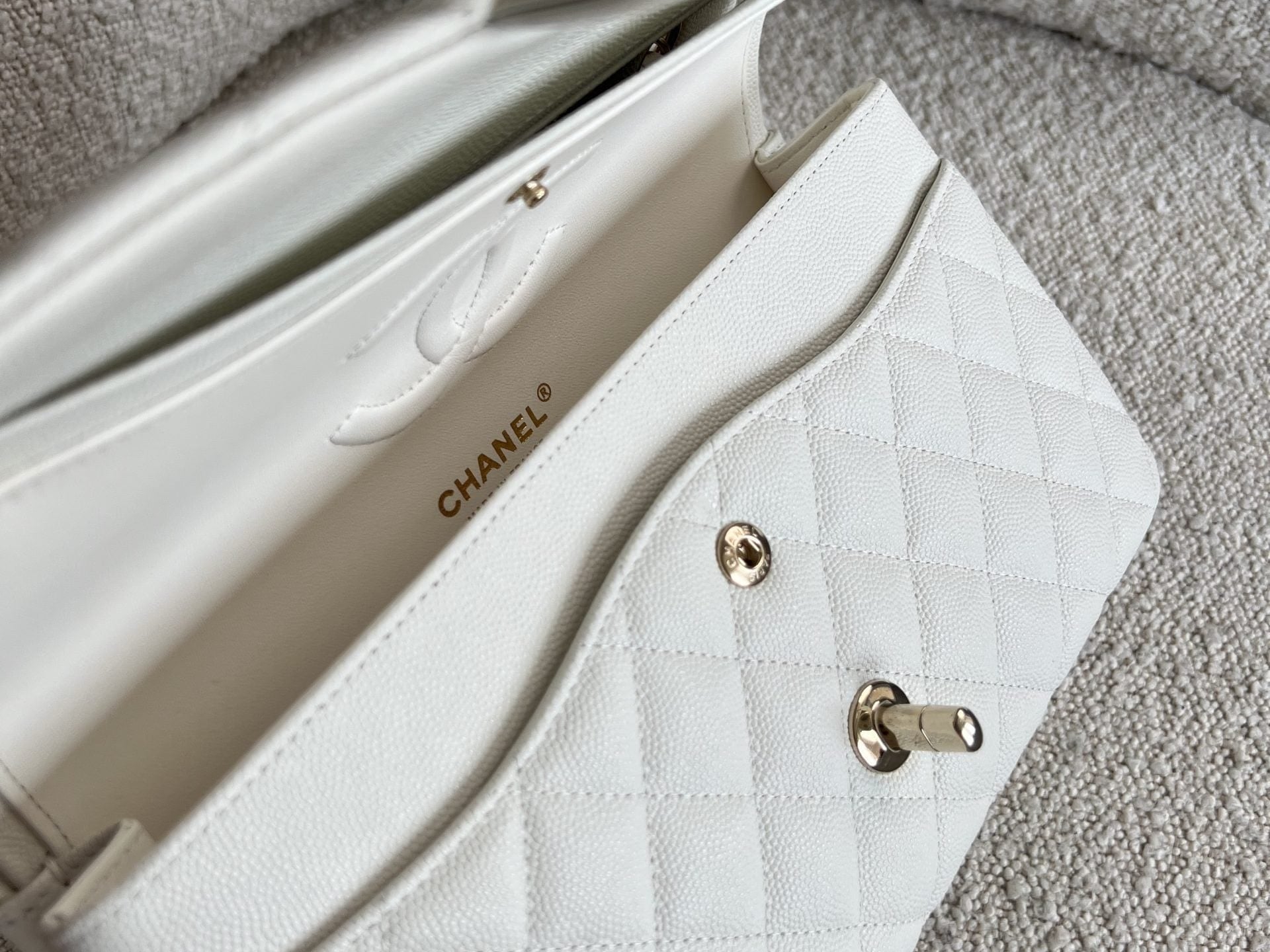 CHANEL Handbag 21A White Caviar Quilted Classic Flap Medium LGHW -Knockoff
