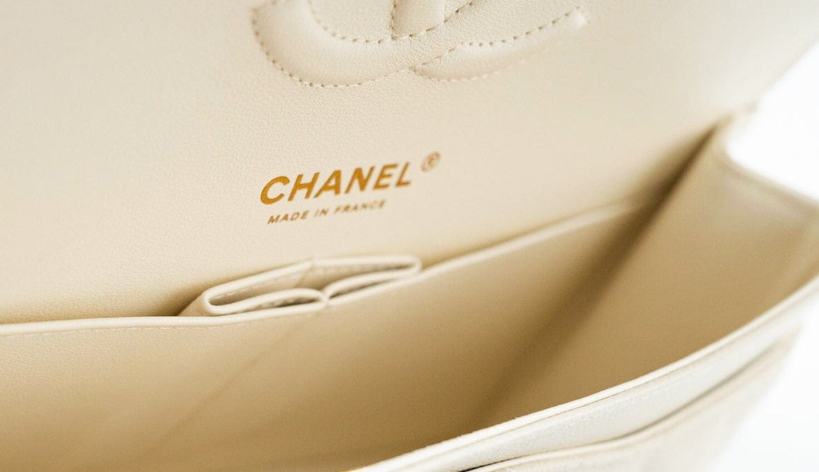 CHANEL Handbag 21A White/ Ivory Caviar Quilted Classic Flap Medium Light Gold Hardware -Knockoff
