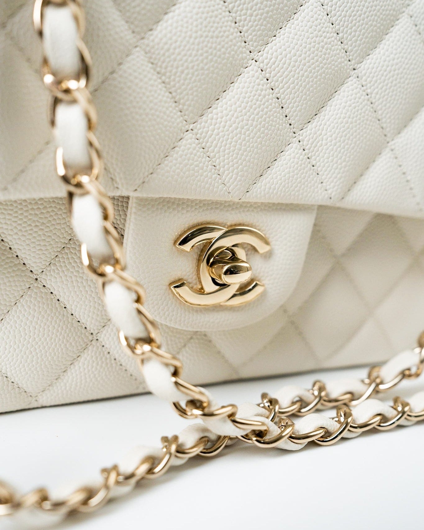 CHANEL Handbag 21A White/ Ivory Caviar Quilted Classic Flap Medium Light Gold Hardware -Knockoff
