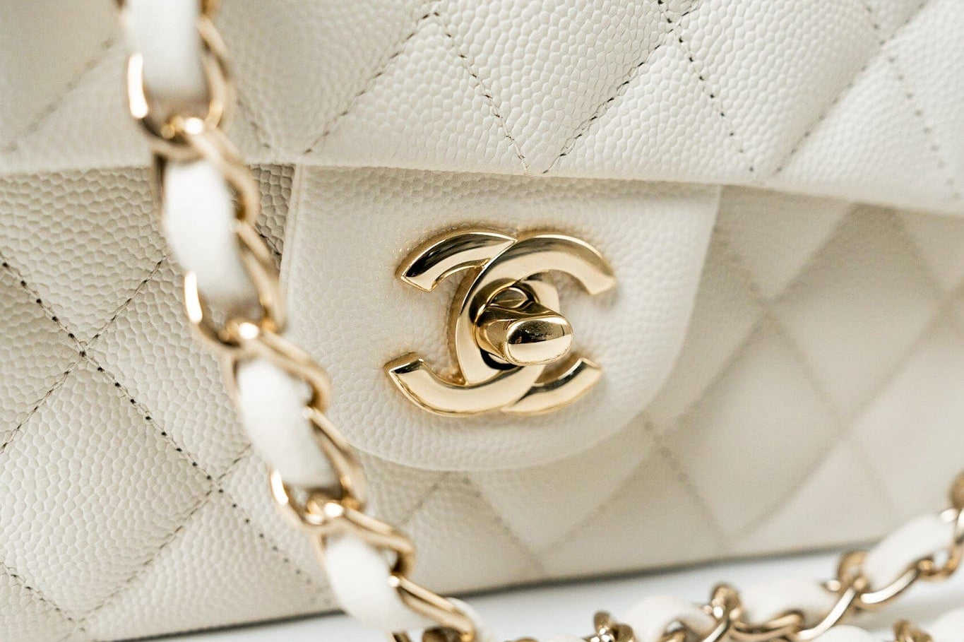 CHANEL Handbag 21A White/ Ivory Caviar Quilted Classic Flap Medium Light Gold Hardware -Knockoff
