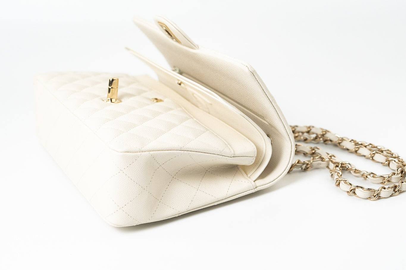 CHANEL Handbag 21A White/ Ivory Caviar Quilted Classic Flap Medium Light Gold Hardware -Knockoff
