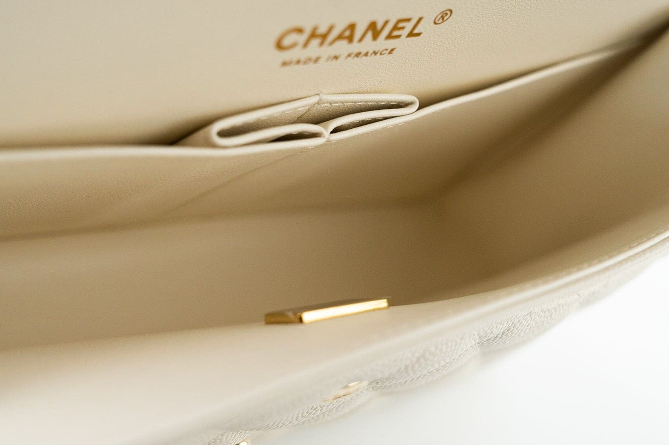 CHANEL Handbag 21A White/ Ivory Caviar Quilted Classic Flap Medium Light Gold Hardware -Knockoff
