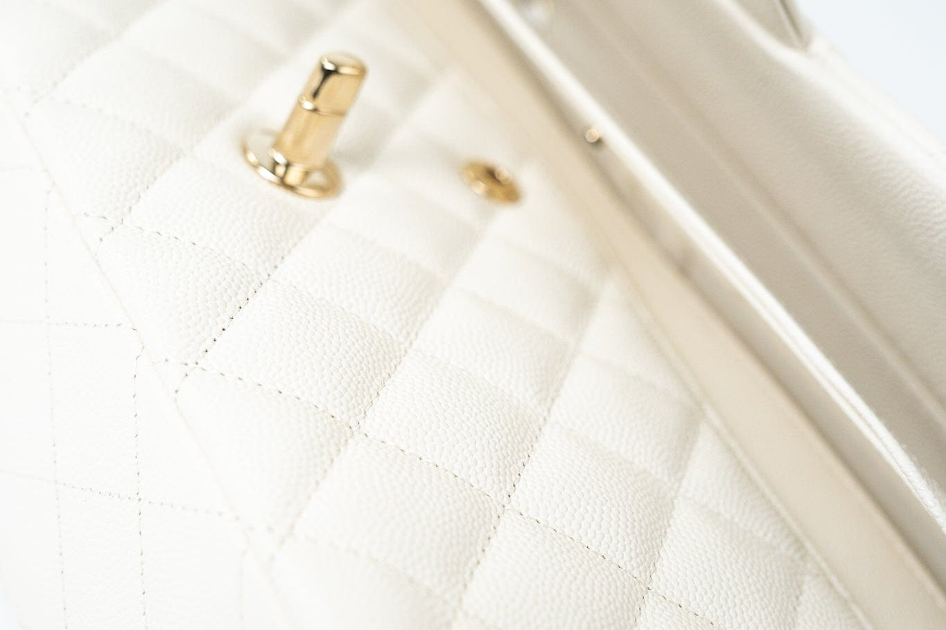 CHANEL Handbag 21A White/ Ivory Caviar Quilted Classic Flap Medium Light Gold Hardware -Knockoff
