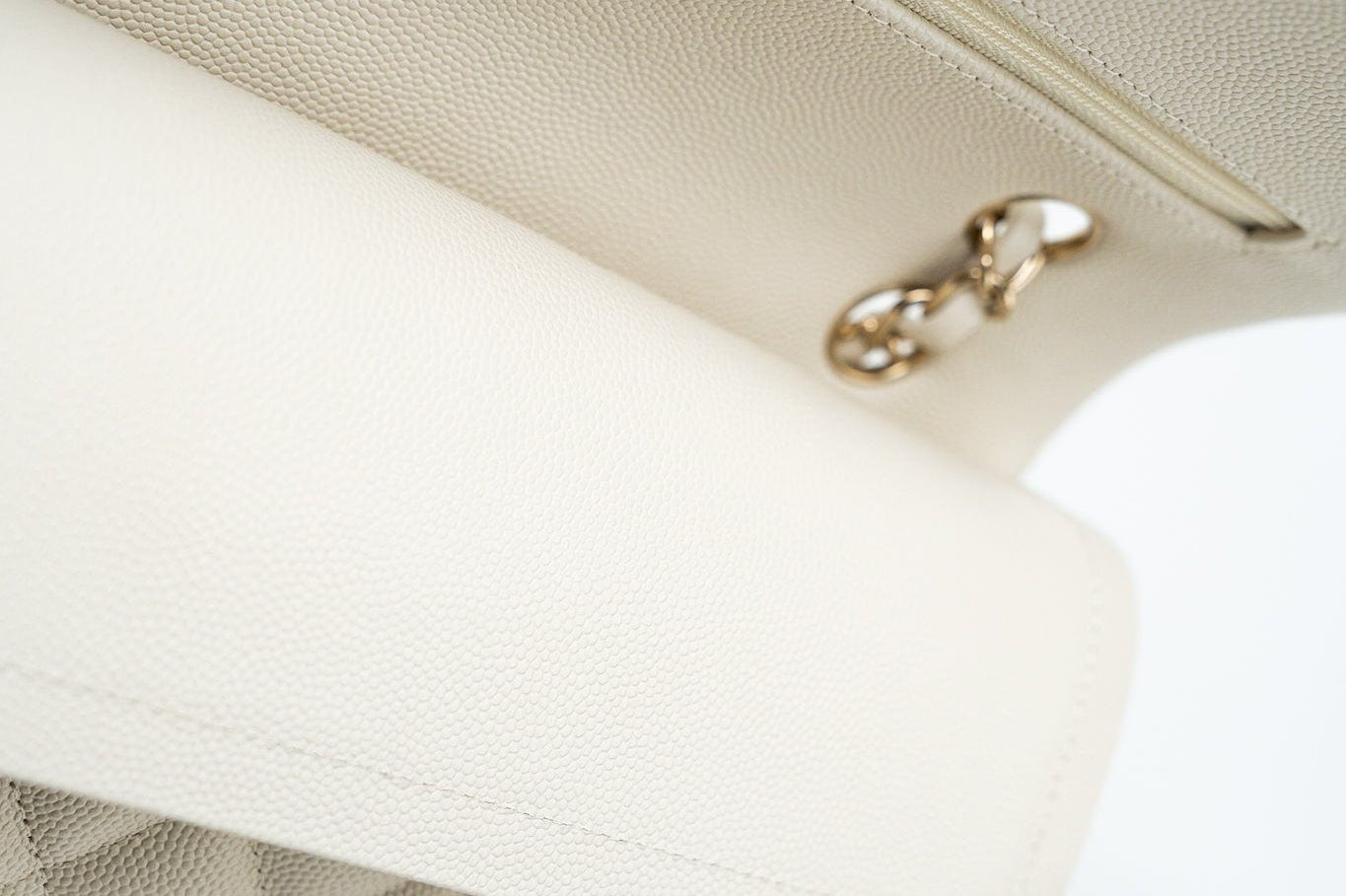 CHANEL Handbag 21A White/ Ivory Caviar Quilted Classic Flap Medium Light Gold Hardware -Knockoff
