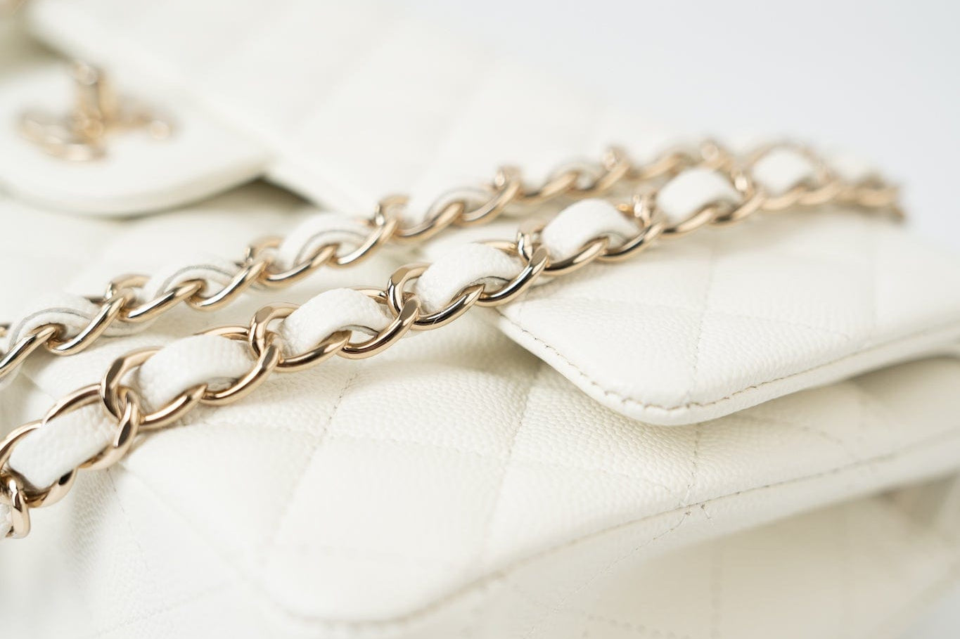 CHANEL Handbag 21A White/ Ivory Caviar Quilted Classic Flap Medium Light Gold Hardware -Knockoff
