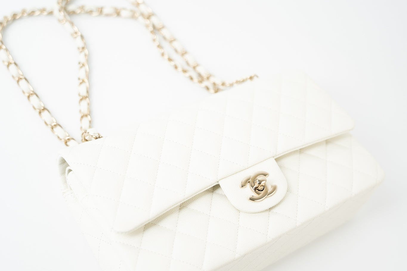 CHANEL Handbag 21A White/ Ivory Caviar Quilted Classic Flap Medium Light Gold Hardware -Knockoff
