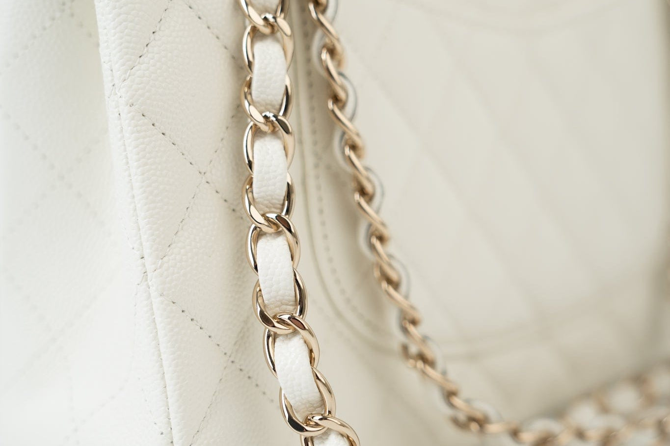 CHANEL Handbag 21A White/ Ivory Caviar Quilted Classic Flap Medium Light Gold Hardware -Knockoff
