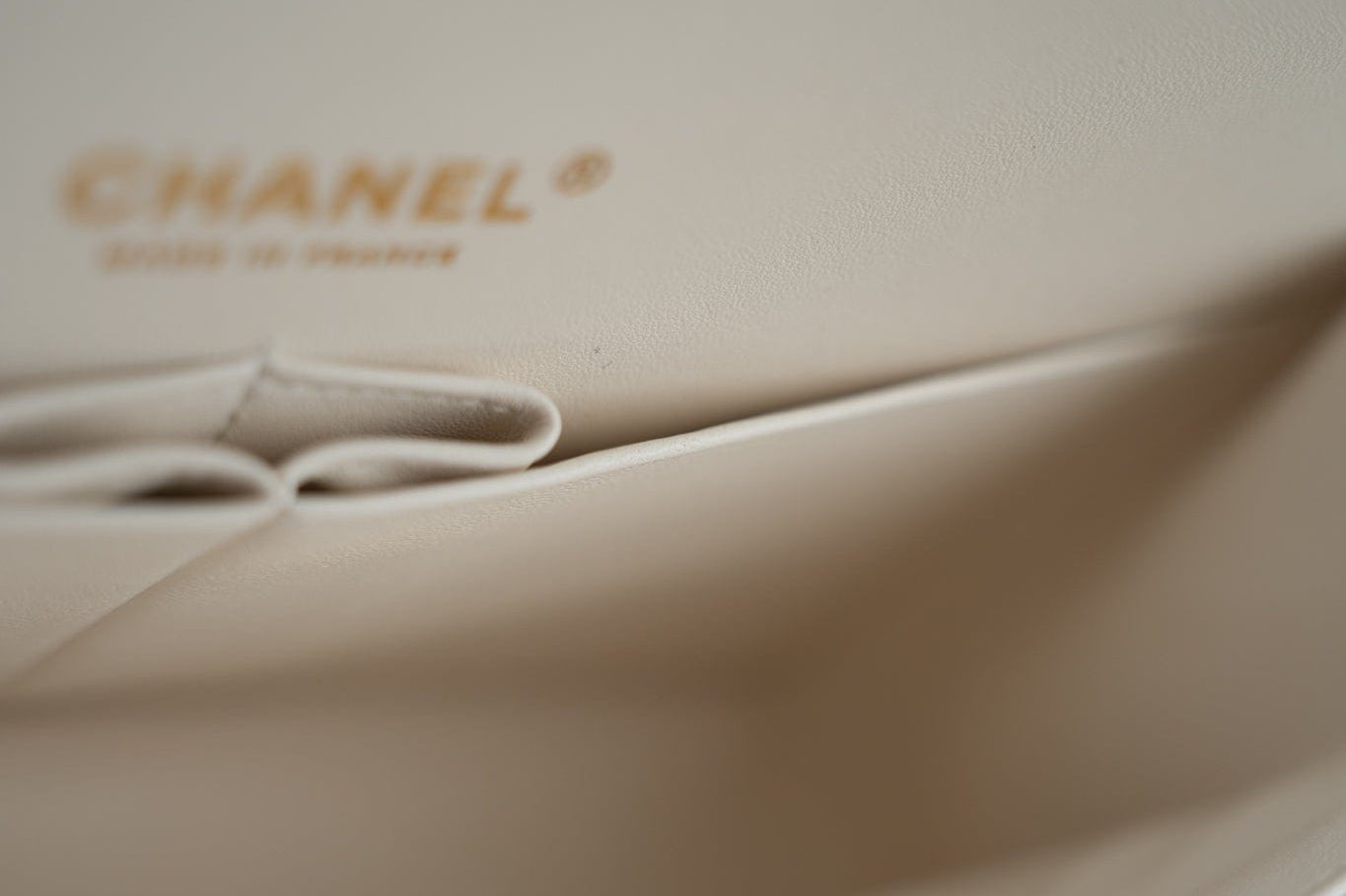 CHANEL Handbag 21A White/ Ivory Caviar Quilted Classic Flap Medium Light Gold Hardware -Knockoff
