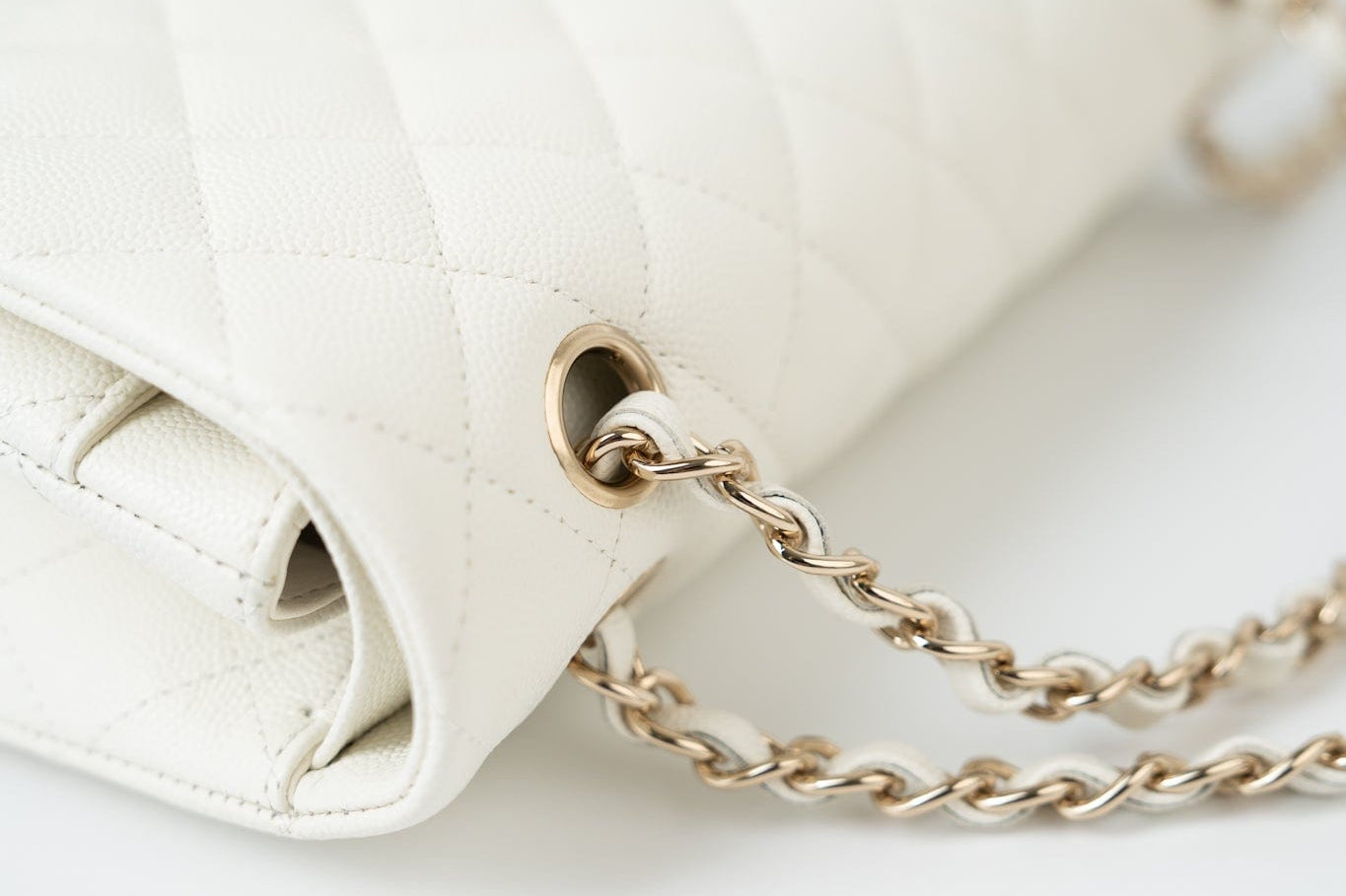 CHANEL Handbag 21A White/ Ivory Caviar Quilted Classic Flap Medium Light Gold Hardware -Knockoff
