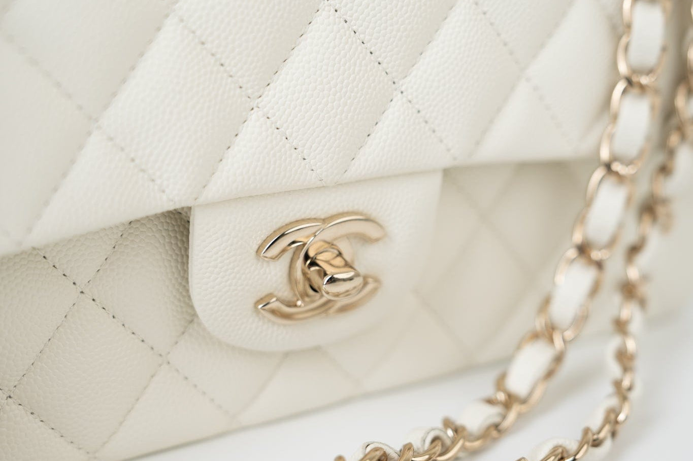 CHANEL Handbag 21A White/ Ivory Caviar Quilted Classic Flap Medium Light Gold Hardware -Knockoff
