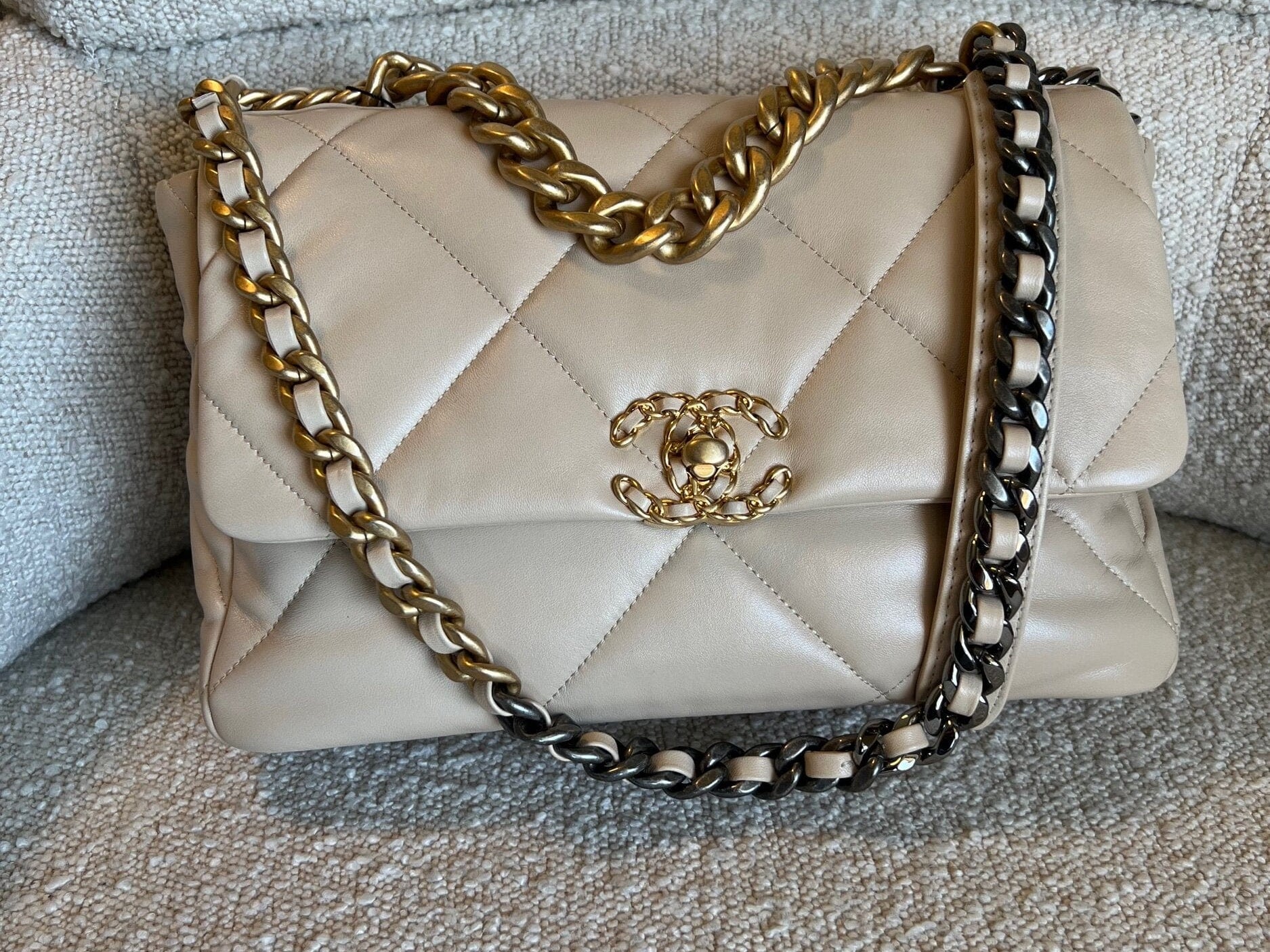 CHANEL Handbag 21B Beige Lambskin Quilted 19 Flap Medium/Large Mixed Hardware -Knockoff
