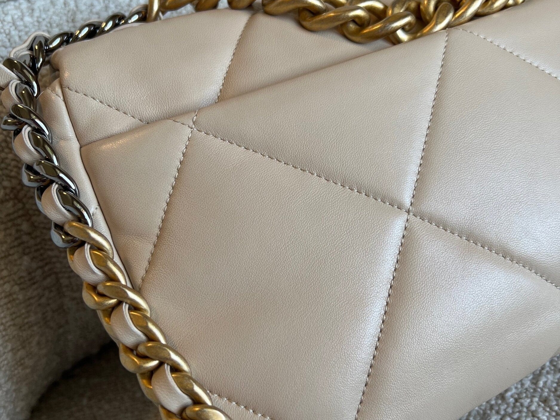 CHANEL Handbag 21B Beige Lambskin Quilted 19 Flap Medium/Large Mixed Hardware -Knockoff
