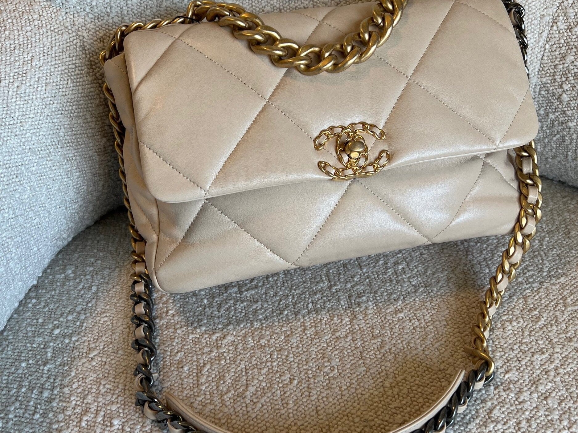 CHANEL Handbag 21B Beige Lambskin Quilted 19 Flap Medium/Large Mixed Hardware -Knockoff
