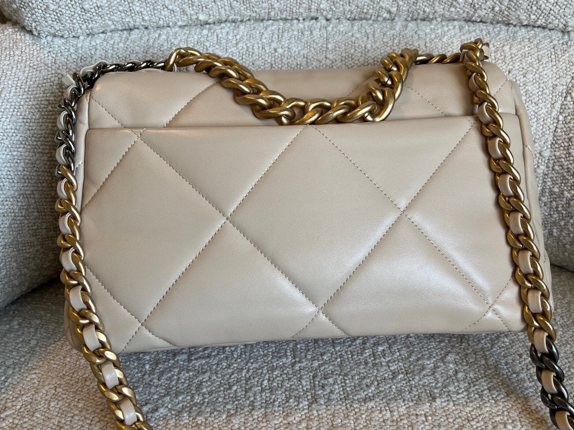 CHANEL Handbag 21B Beige Lambskin Quilted 19 Flap Medium/Large Mixed Hardware -Knockoff
