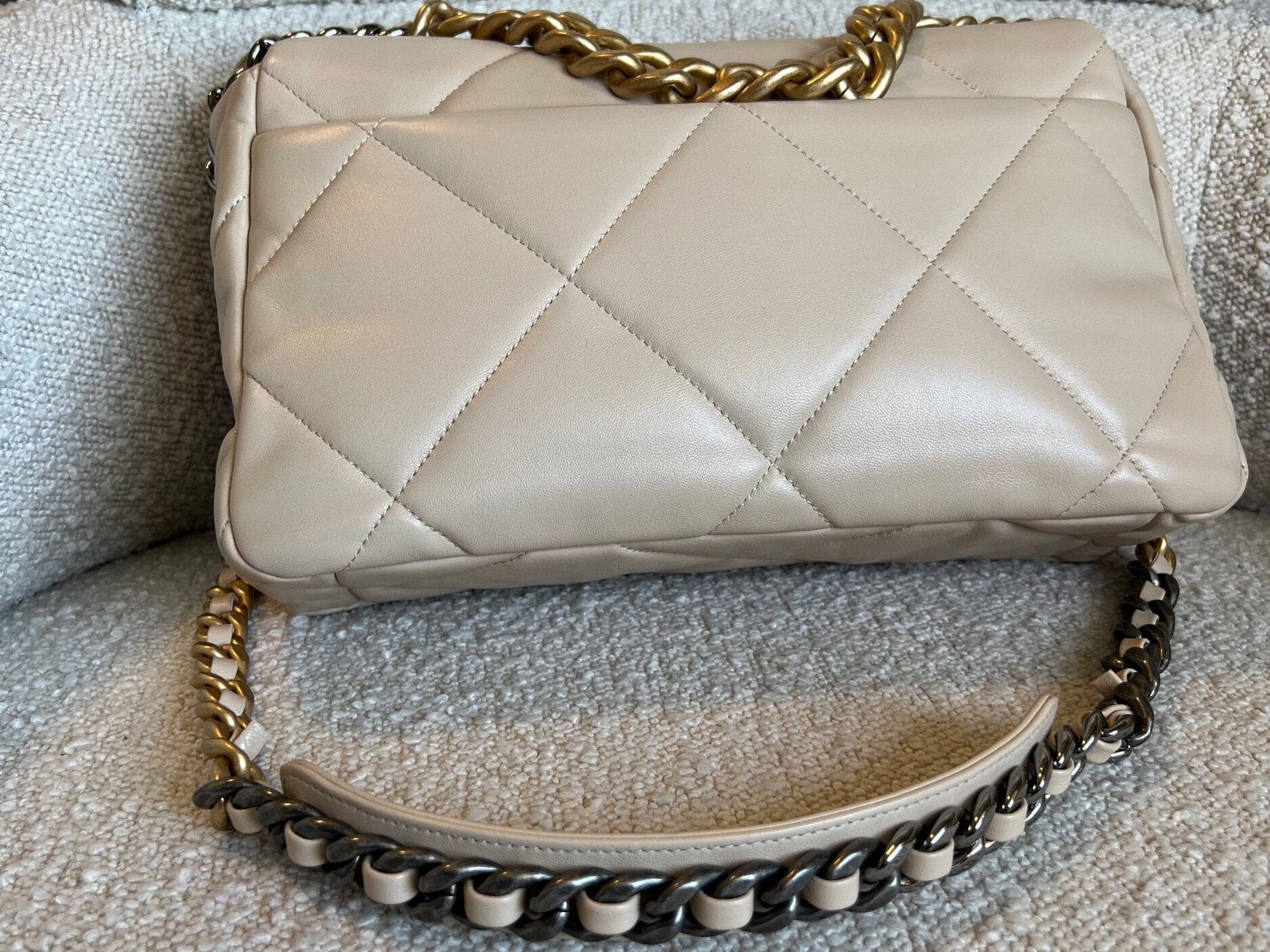 CHANEL Handbag 21B Beige Lambskin Quilted 19 Flap Medium/Large Mixed Hardware -Knockoff
