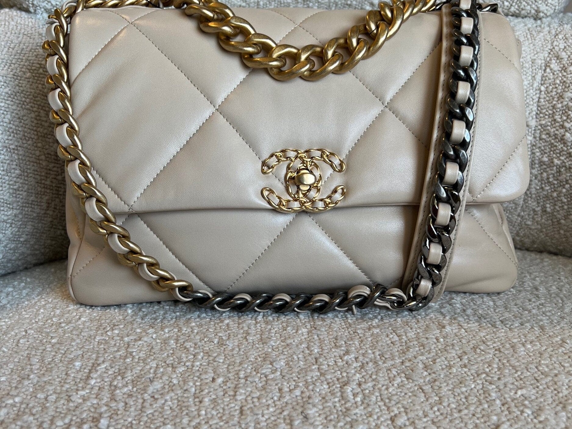 CHANEL Handbag 21B Beige Lambskin Quilted 19 Flap Medium/Large Mixed Hardware -Knockoff
