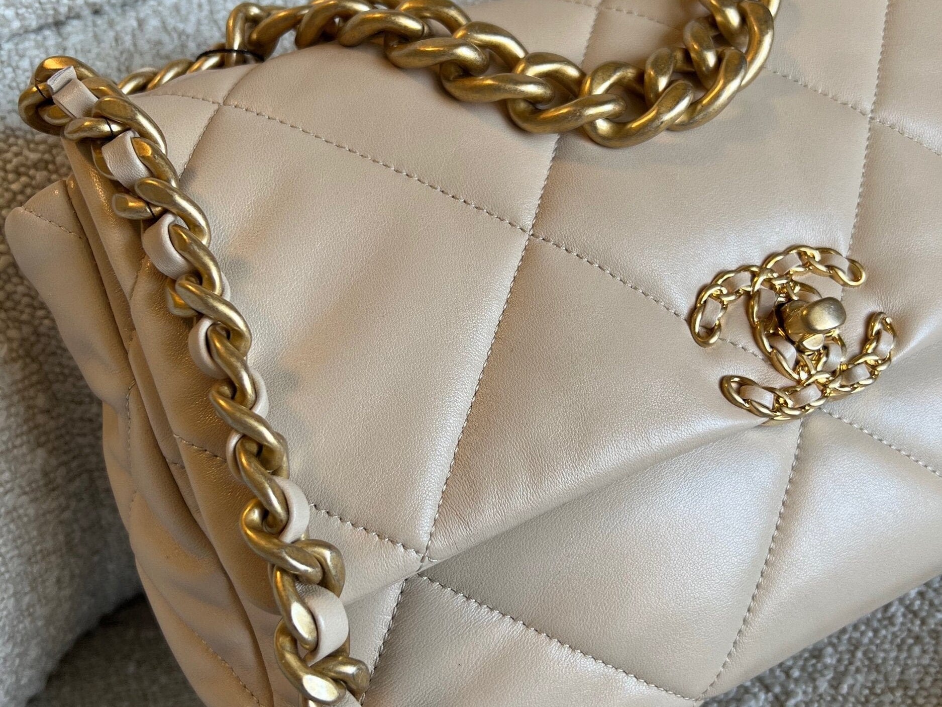 CHANEL Handbag 21B Beige Lambskin Quilted 19 Flap Medium/Large Mixed Hardware -Knockoff
