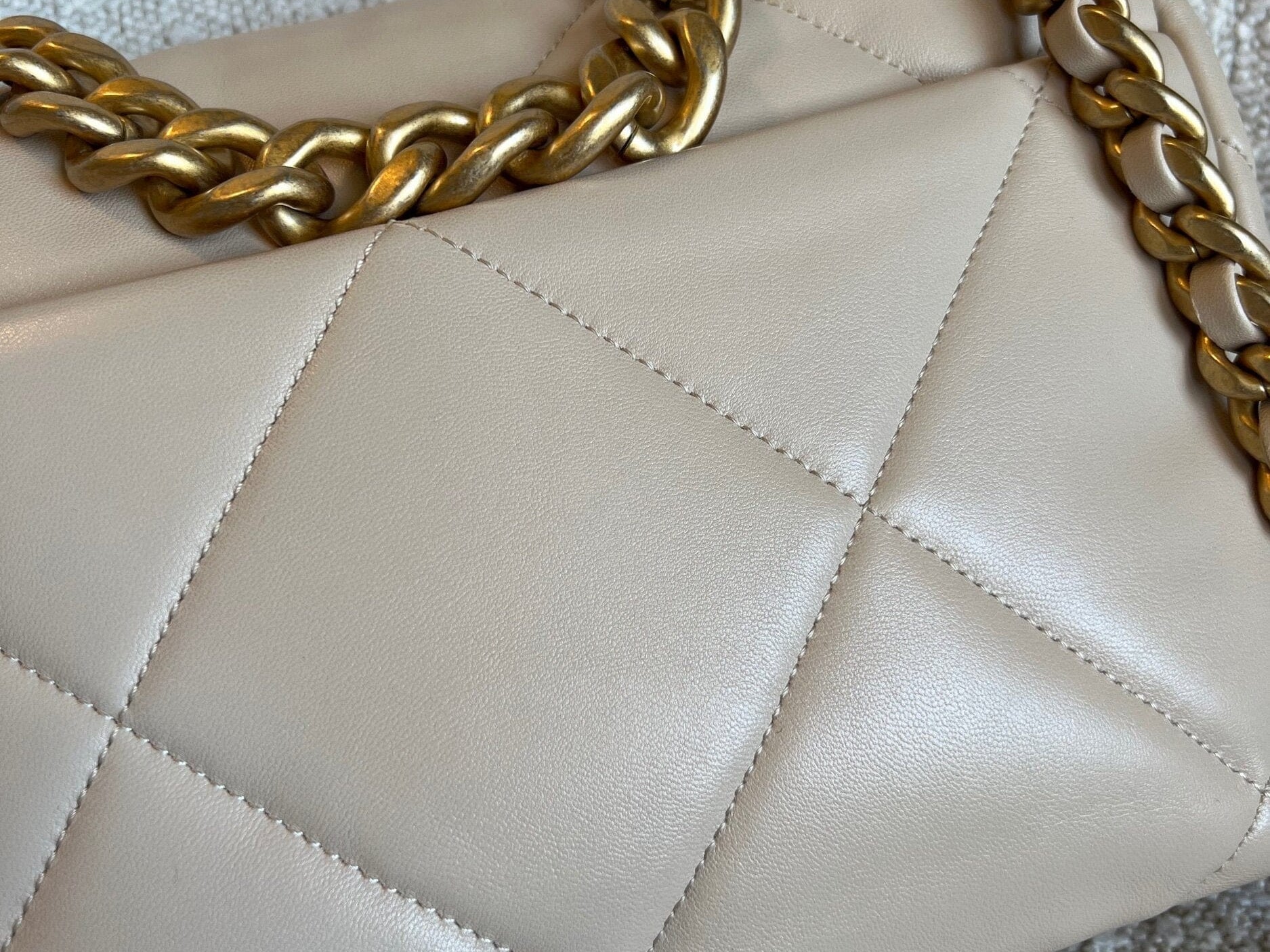 CHANEL Handbag 21B Beige Lambskin Quilted 19 Flap Medium/Large Mixed Hardware -Knockoff
