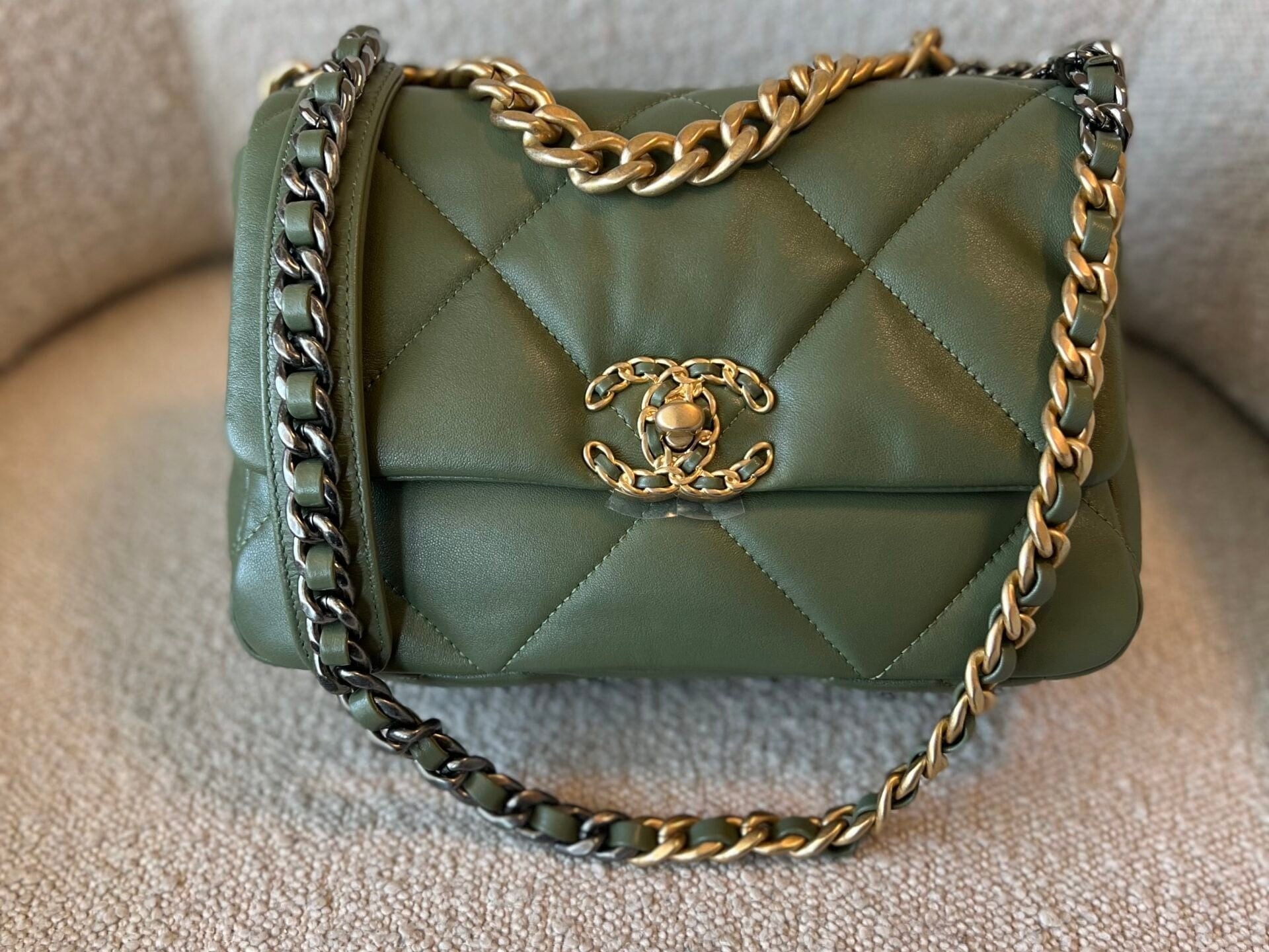 CHANEL Handbag 21B Military Green Lambskin Quilted 19 Flap Small Mixed Hardware -Knockoff
