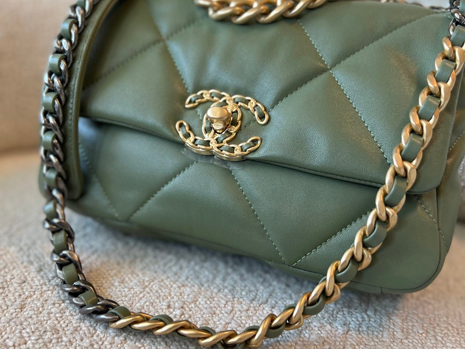 CHANEL Handbag 21B Military Green Lambskin Quilted 19 Flap Small Mixed Hardware -Knockoff
