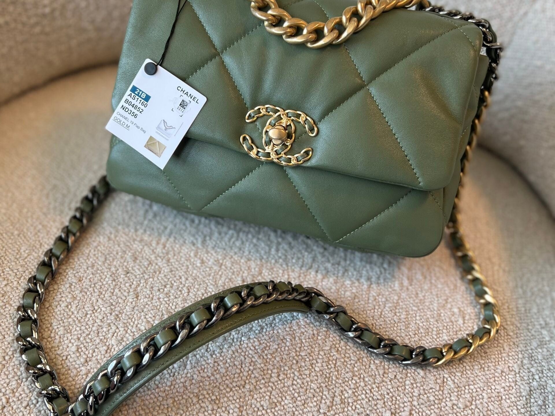 CHANEL Handbag 21B Military Green Lambskin Quilted 19 Flap Small Mixed Hardware -Knockoff
