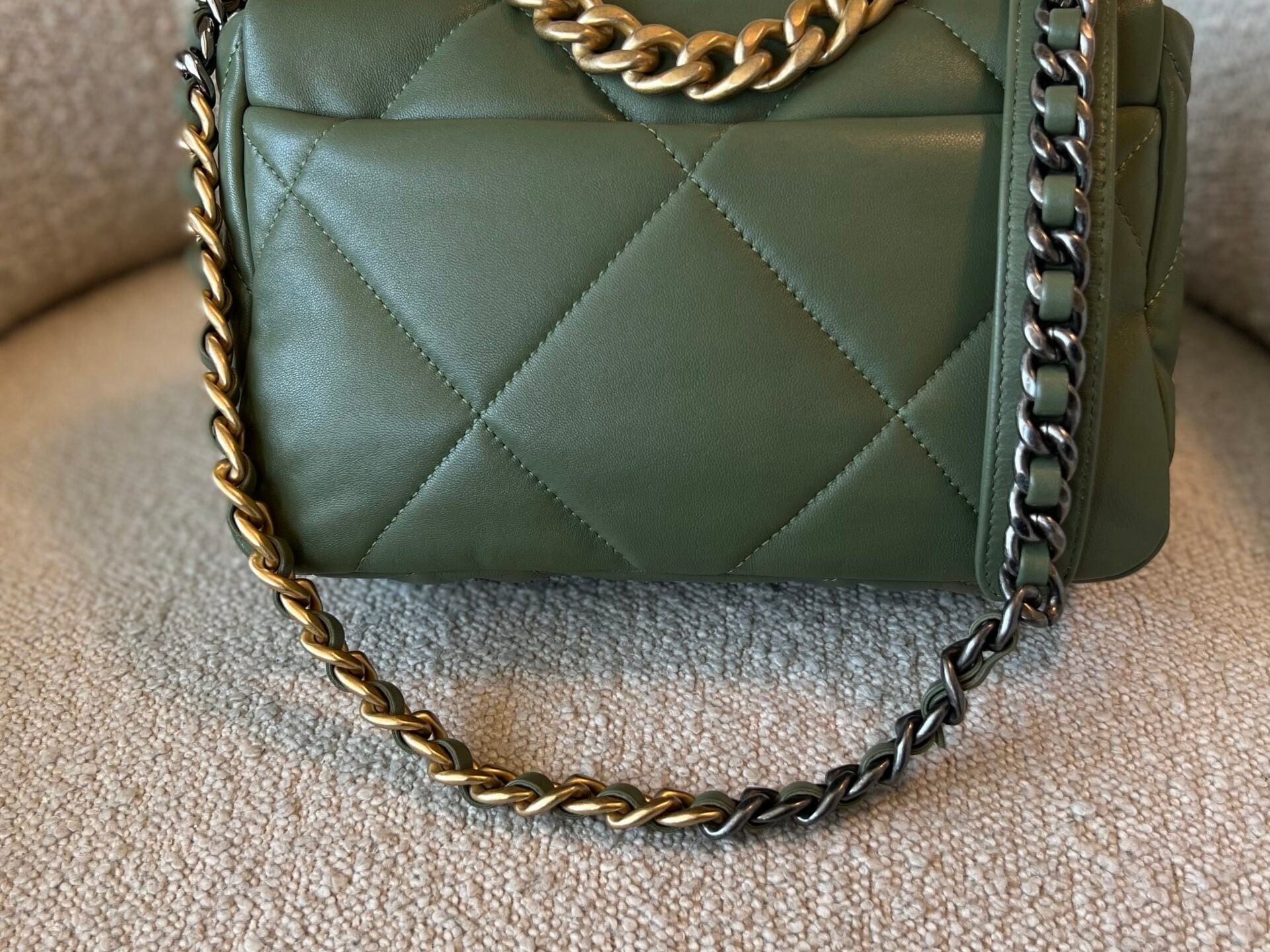 CHANEL Handbag 21B Military Green Lambskin Quilted 19 Flap Small Mixed Hardware -Knockoff
