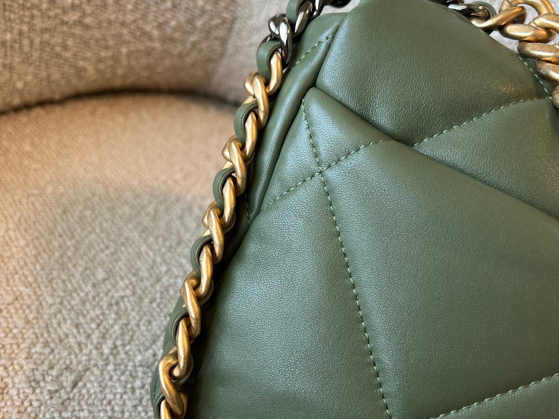 CHANEL Handbag 21B Military Green Lambskin Quilted 19 Flap Small Mixed Hardware -Knockoff
