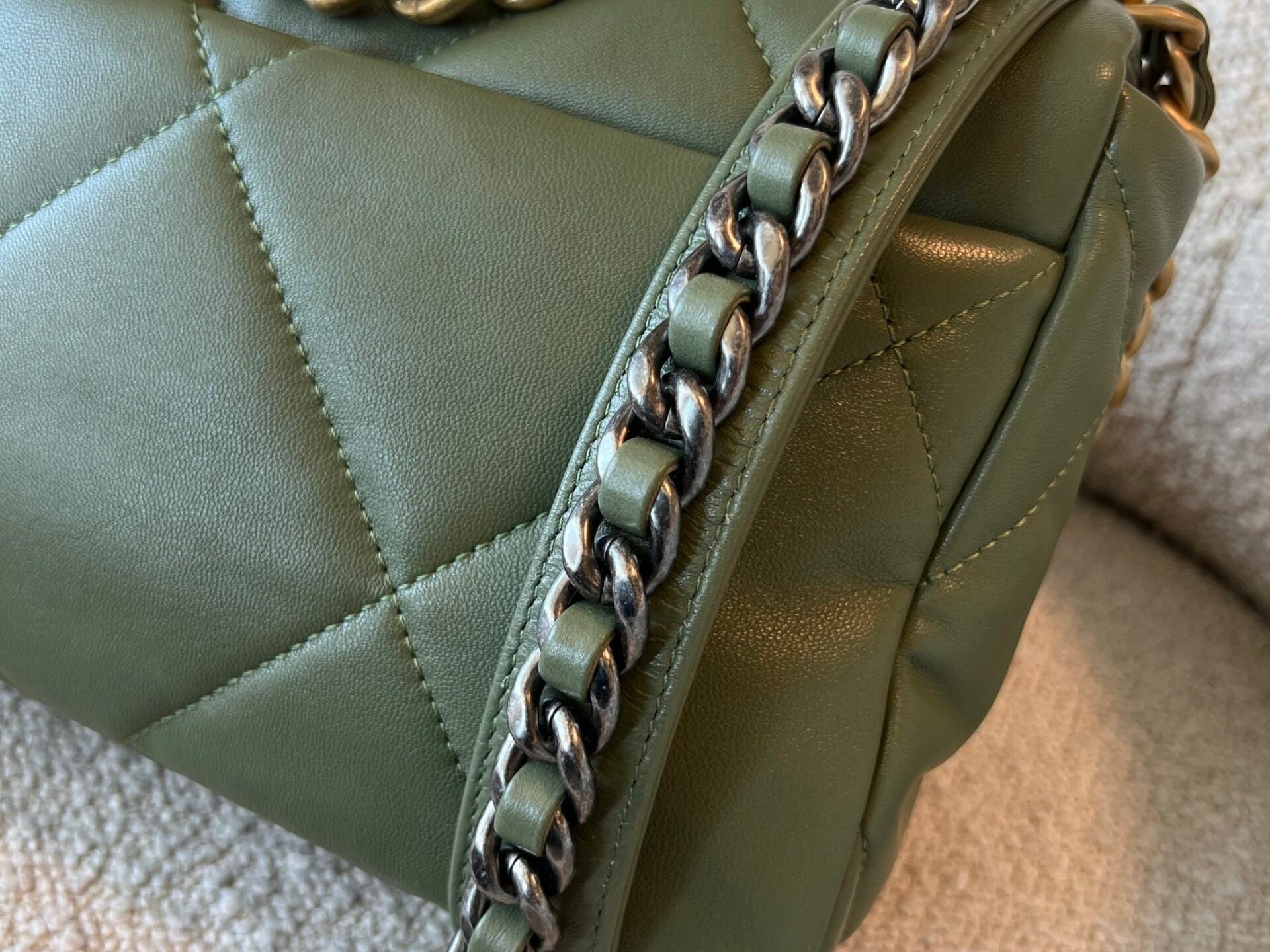 CHANEL Handbag 21B Military Green Lambskin Quilted 19 Flap Small Mixed Hardware -Knockoff
