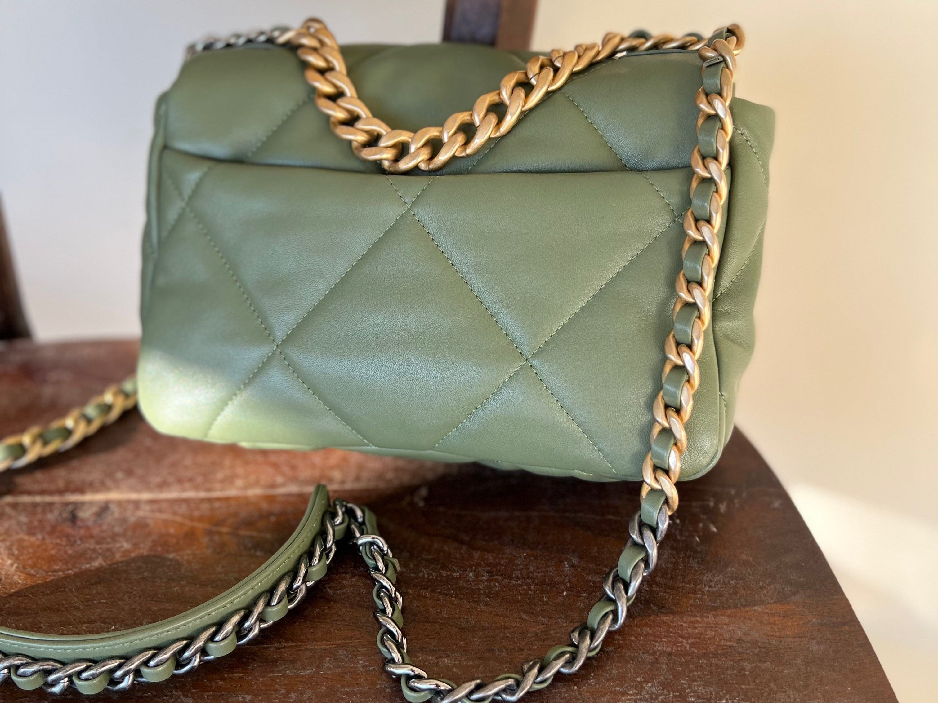 CHANEL Handbag 21B Military Green Lambskin Quilted 19 Flap Small Mixed Hardware -Knockoff
