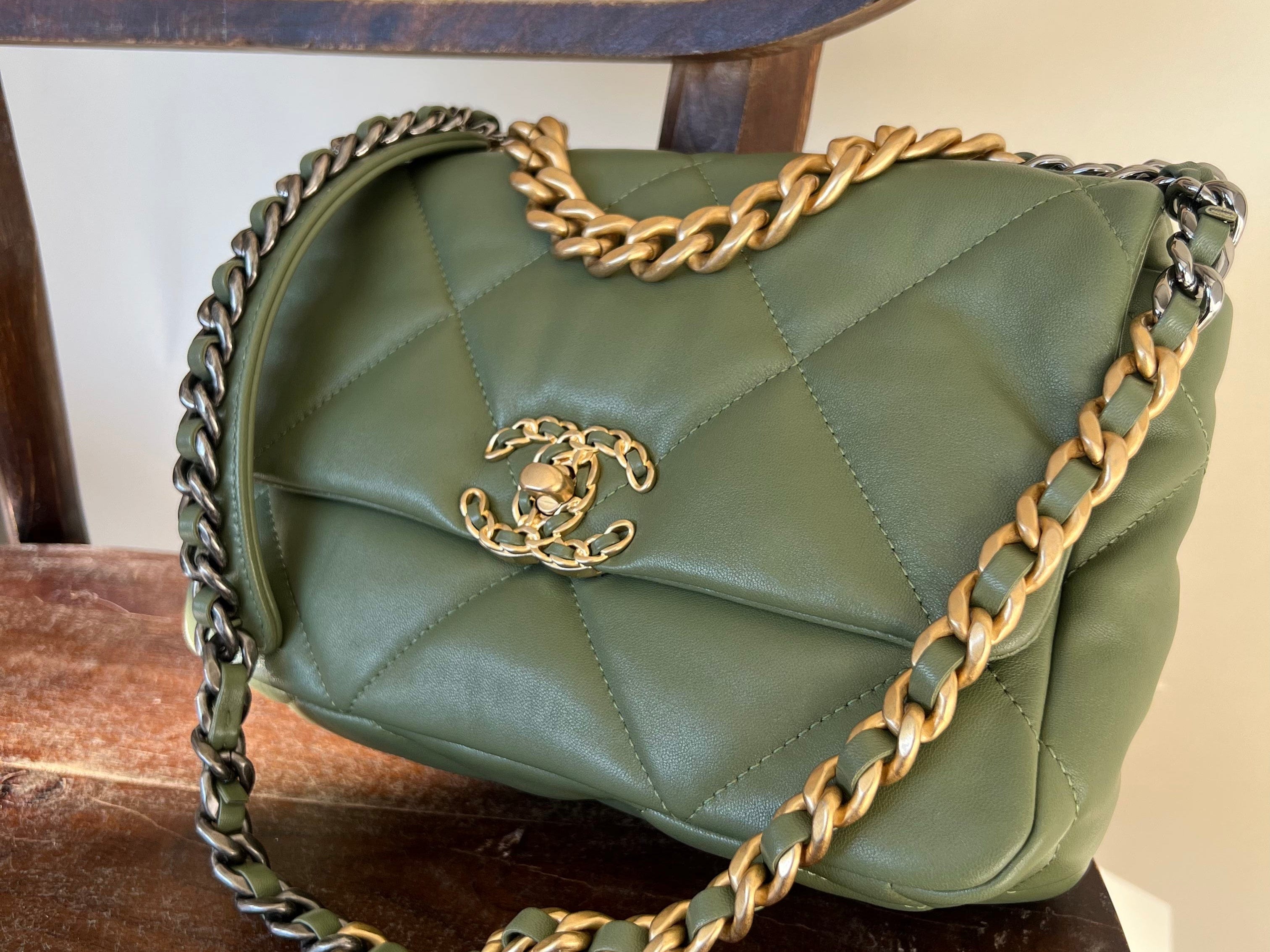 CHANEL Handbag 21B Military Green Lambskin Quilted 19 Flap Small Mixed Hardware -Knockoff
