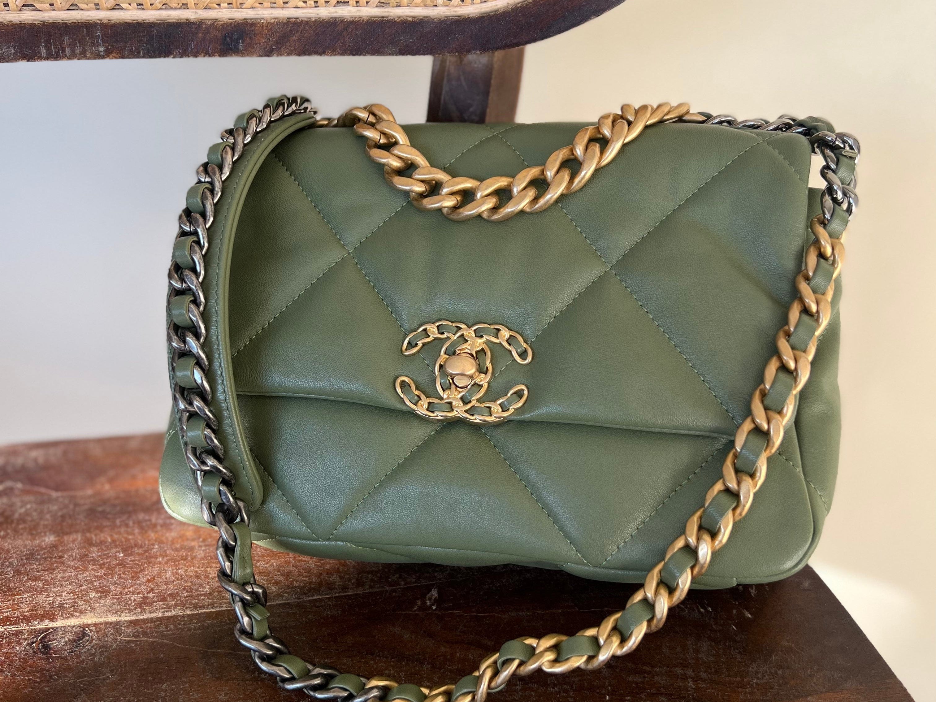 CHANEL Handbag 21B Military Green Lambskin Quilted 19 Flap Small Mixed Hardware -Knockoff
