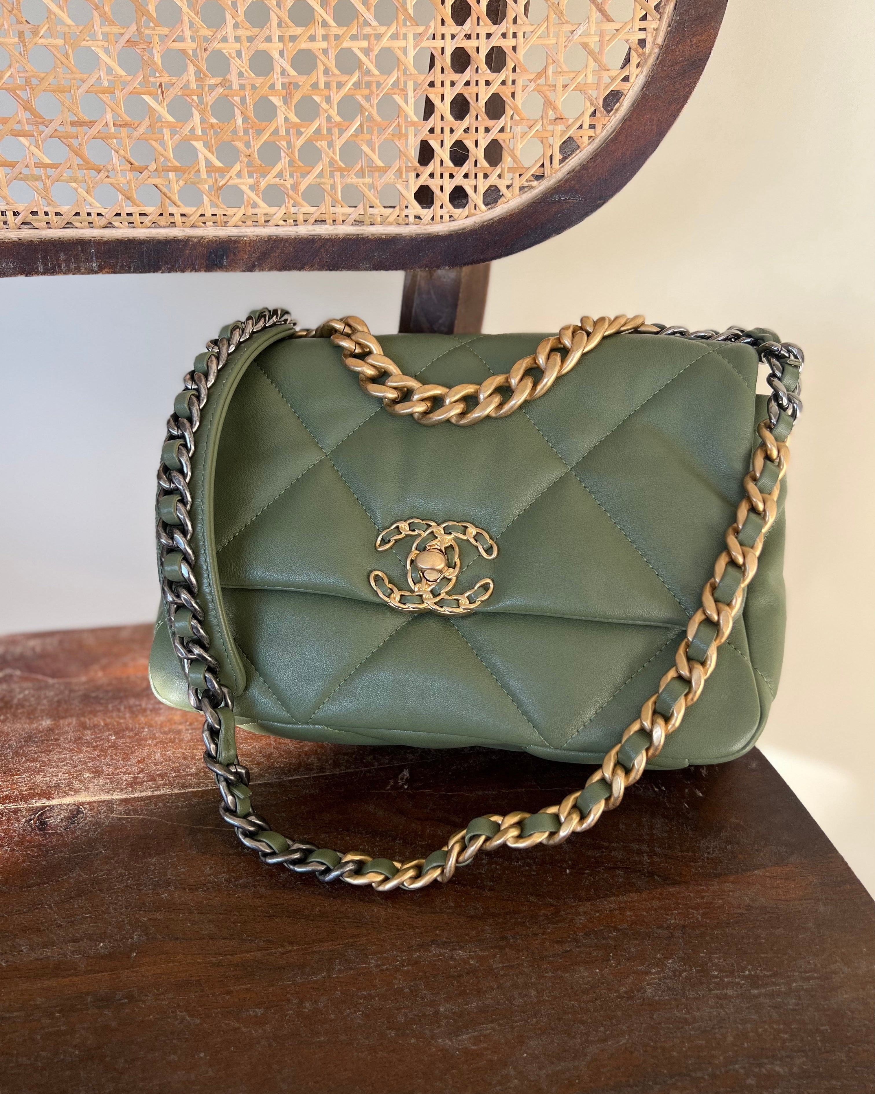 CHANEL Handbag 21B Military Green Lambskin Quilted 19 Flap Small Mixed Hardware -Knockoff
