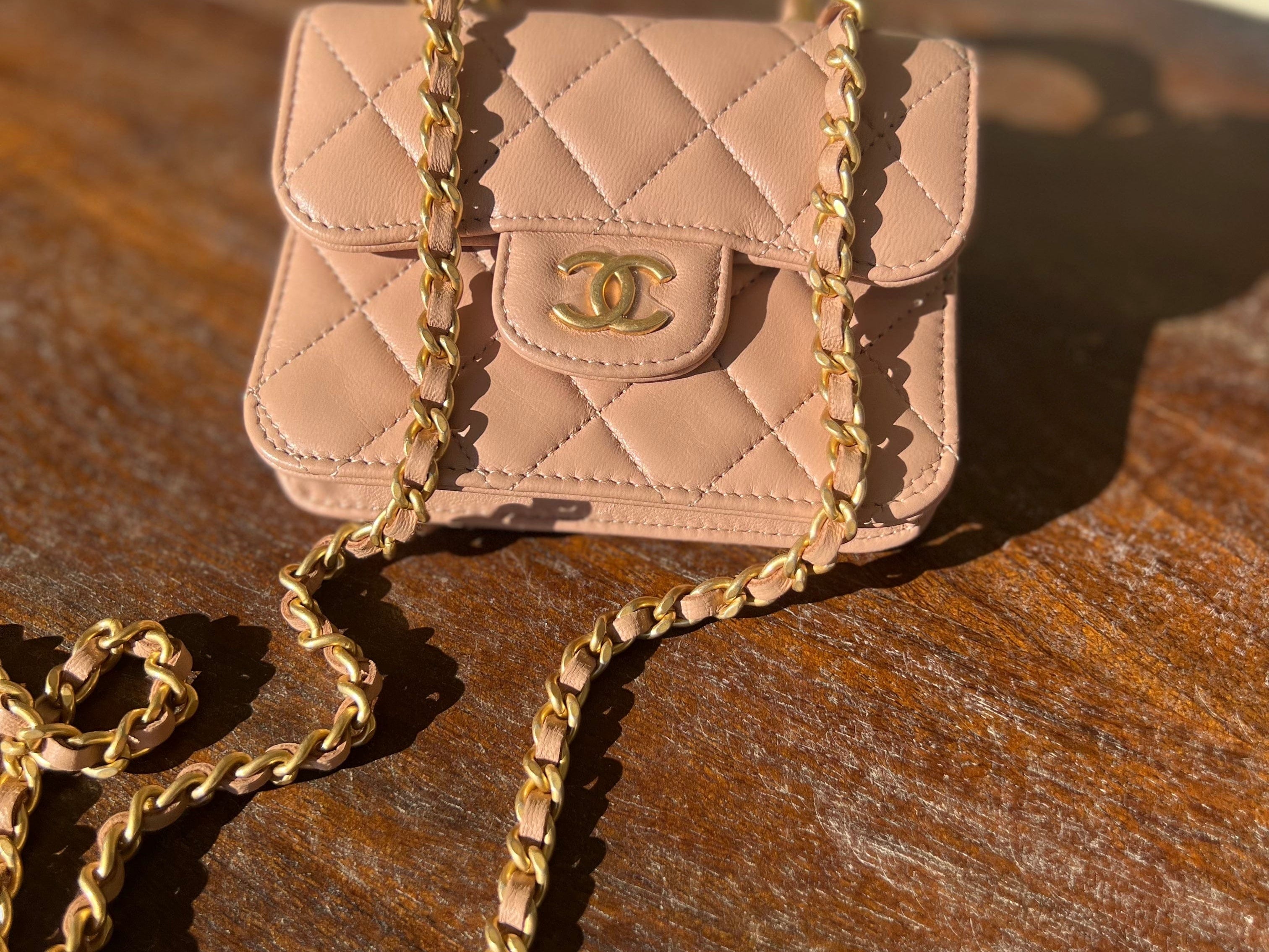 CHANEL Handbag 21K Beige Micro Lambskin Quilted Top Handle Flap Coin Purse with Chain -Knockoff
