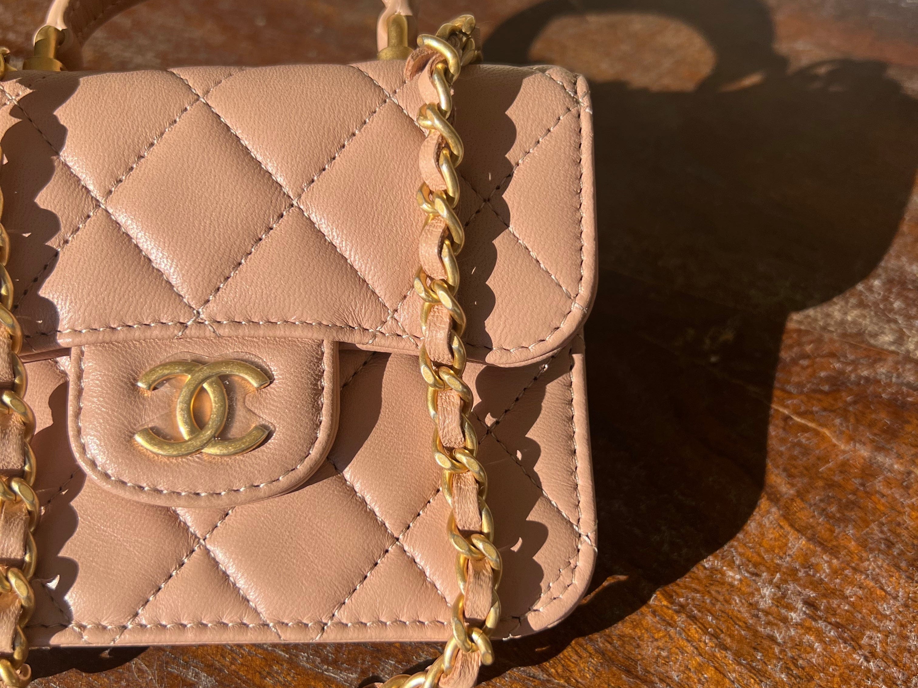 CHANEL Handbag 21K Beige Micro Lambskin Quilted Top Handle Flap Coin Purse with Chain -Knockoff
