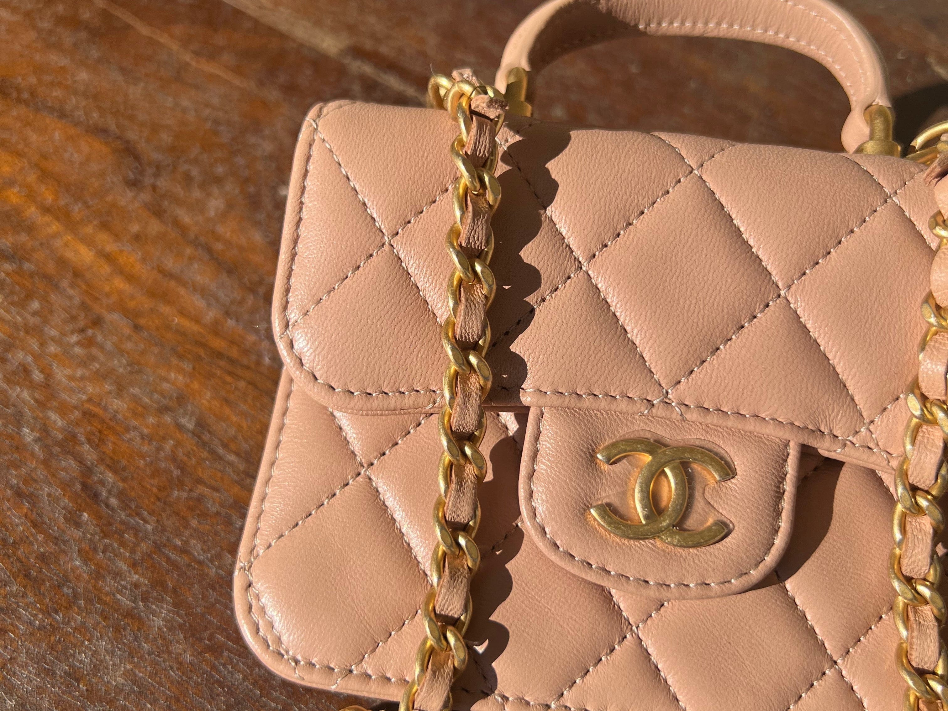 CHANEL Handbag 21K Beige Micro Lambskin Quilted Top Handle Flap Coin Purse with Chain -Knockoff
