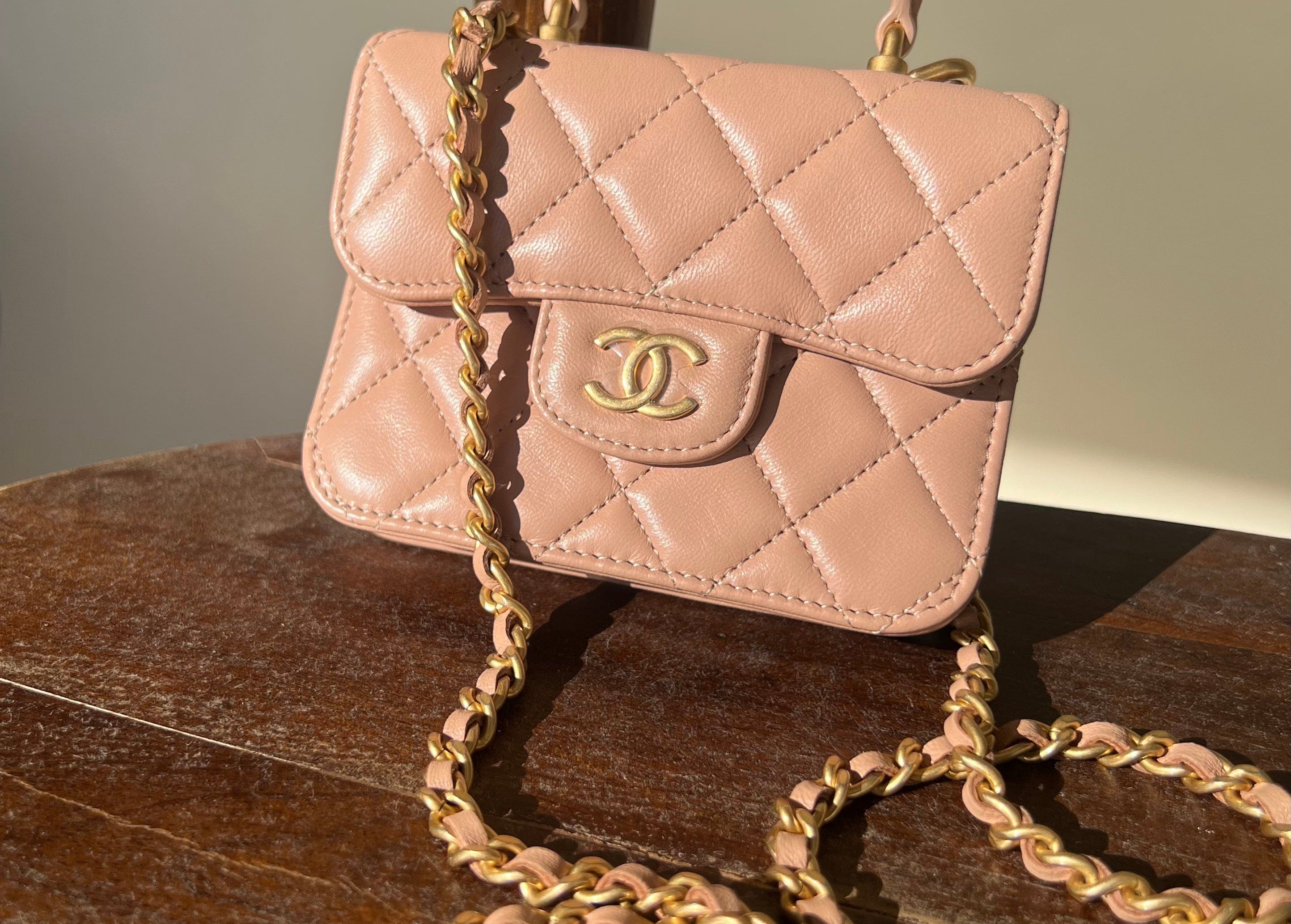 CHANEL Handbag 21K Beige Micro Lambskin Quilted Top Handle Flap Coin Purse with Chain -Knockoff
