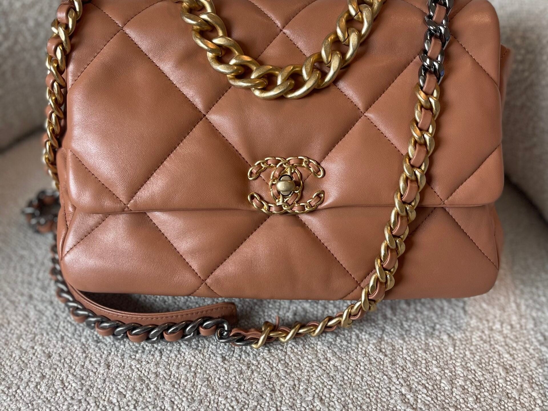 CHANEL Handbag 21K Caramel Lambskin Quilted 19 Flap Large Mixed Hardware -Knockoff
