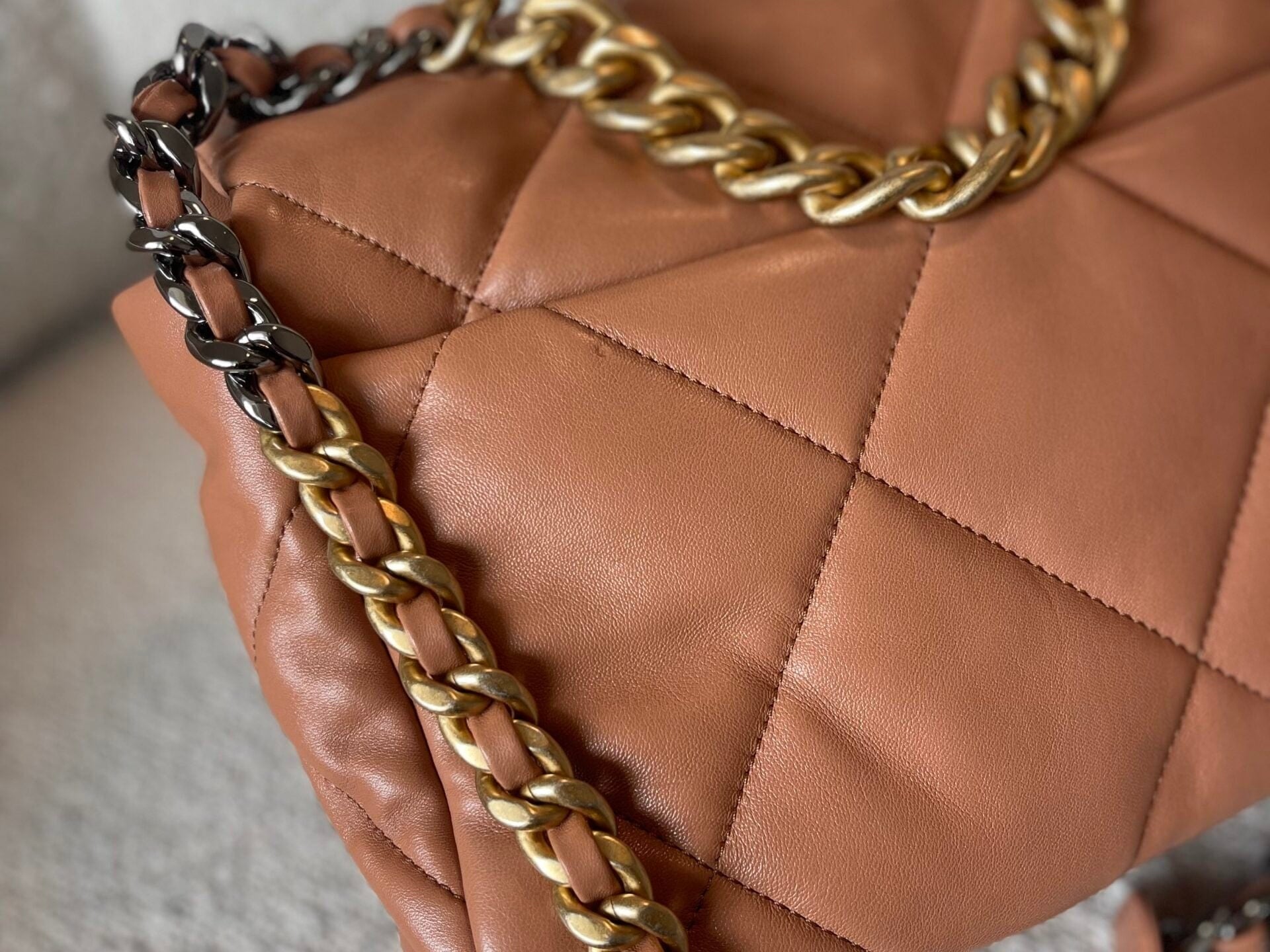 CHANEL Handbag 21K Caramel Lambskin Quilted 19 Flap Large Mixed Hardware -Knockoff
