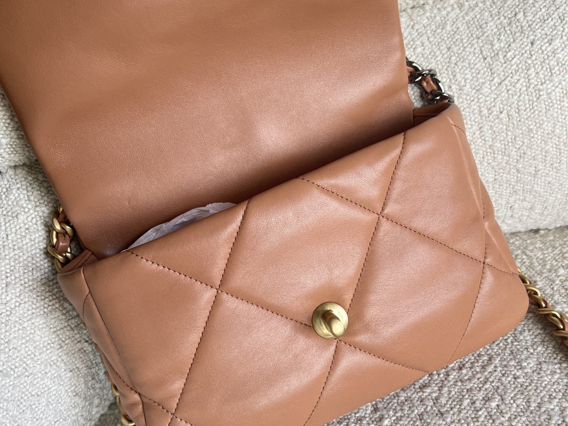 CHANEL Handbag 21K Chanel Caramel 19 Flap Small MHW -Knockoff
