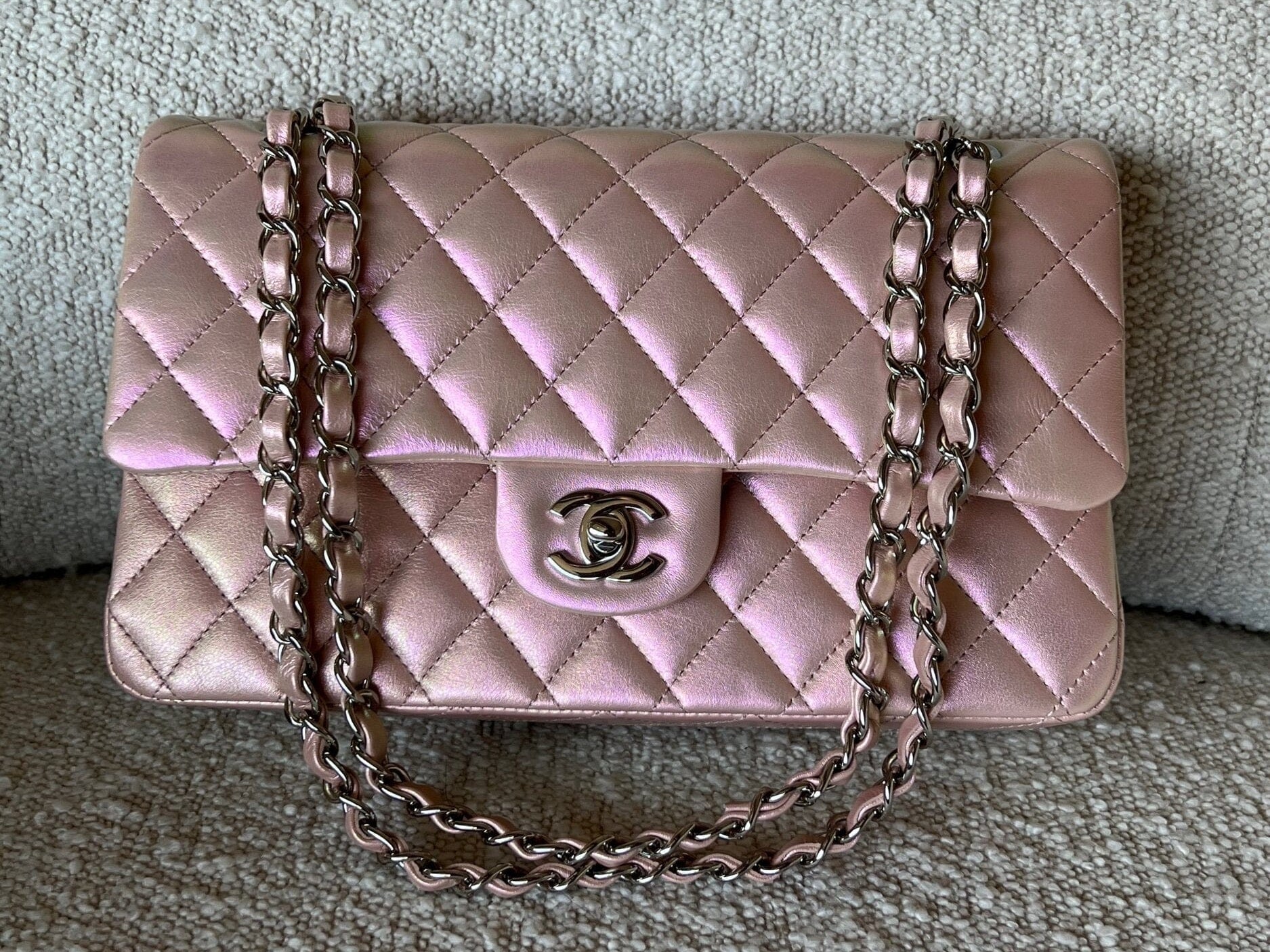 CHANEL Handbag 21K Medium Pink Iridescent Lambskin Quilted Classic Flap SHW -Knockoff
